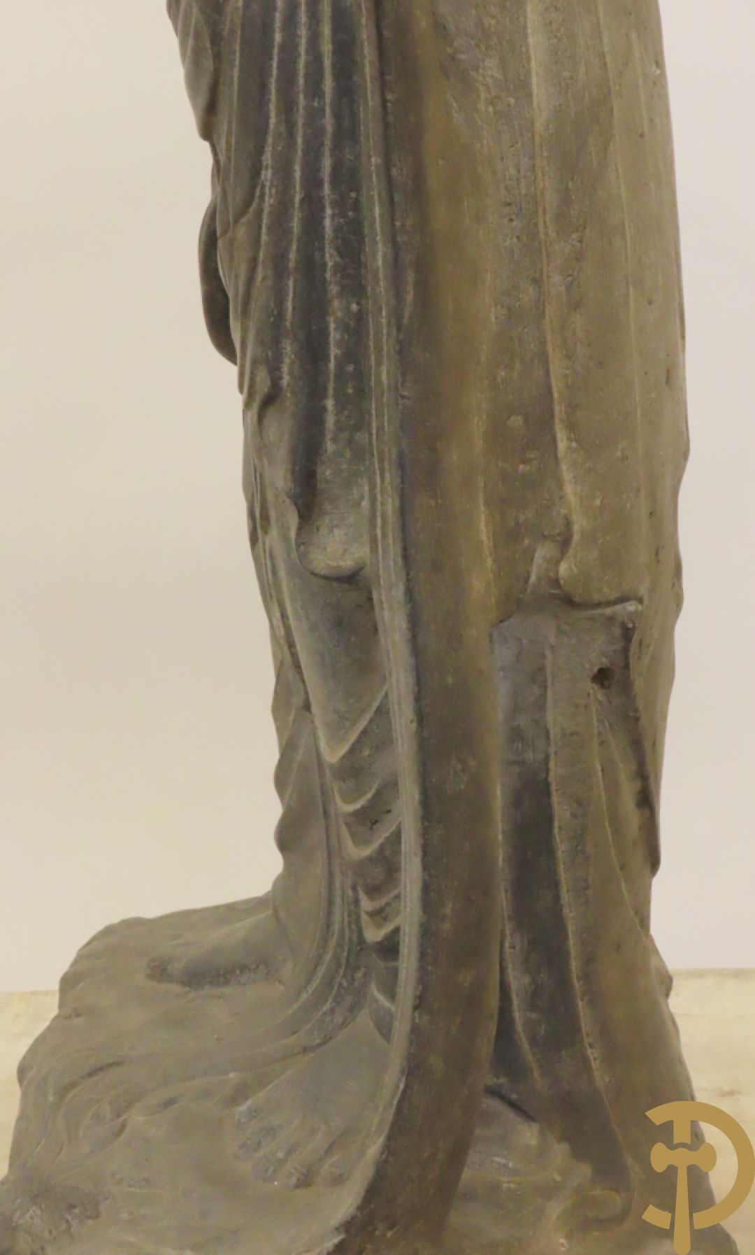 Aziatisch handgesculpteerd stenen beeld van een staande boedha