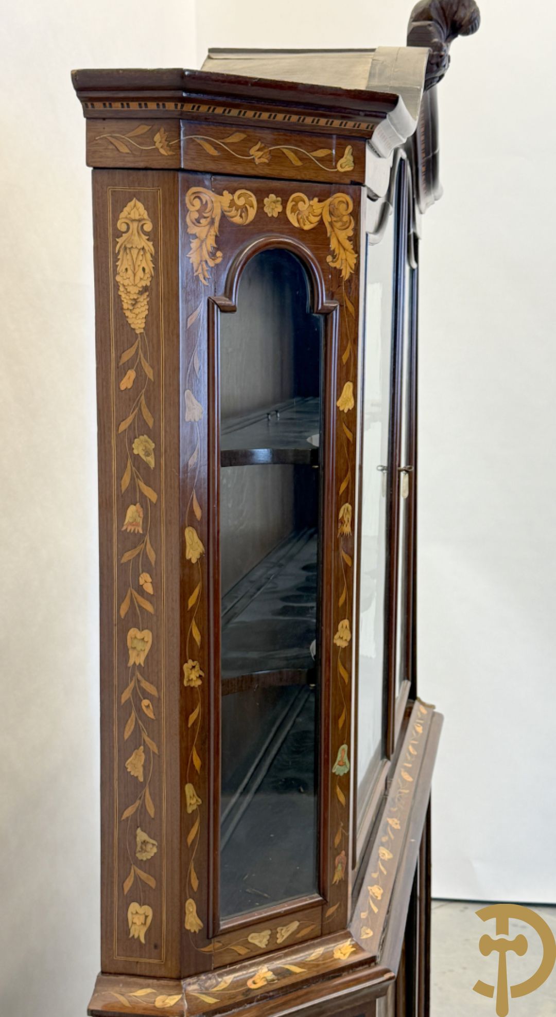 Hollandse vitrine met gemarketteerd bloementafereel, bovenaan met 2 beglaasde deuren en rocaille als kuif - onderaan met 2 gesloten deuren bezet met amforen, vogels en bloemenmarketterie