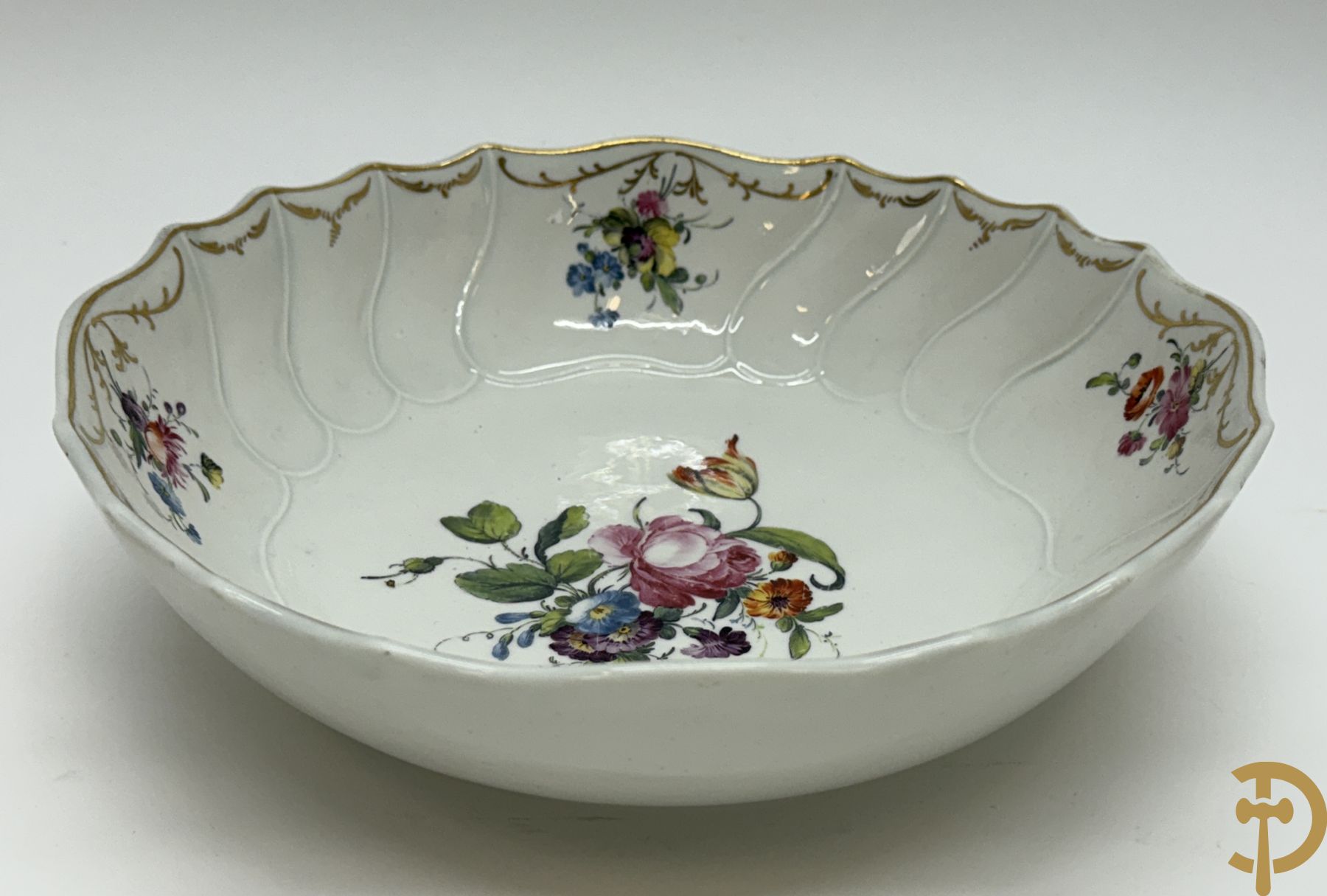 Porseleinen groentenschotel met handbeschilderd bloemendecor, Doorniks, onderaan gemerkt, 19e