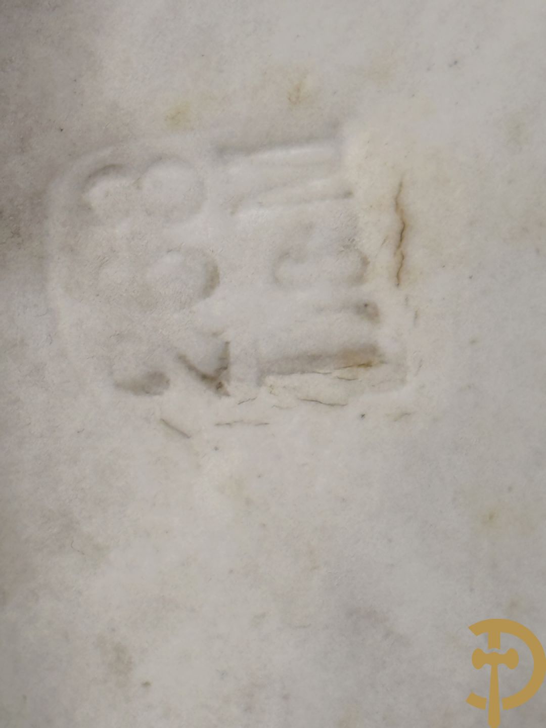 Paar grote Franse gekleurde biscuits van meisje en 
 jongen met schaap en geit