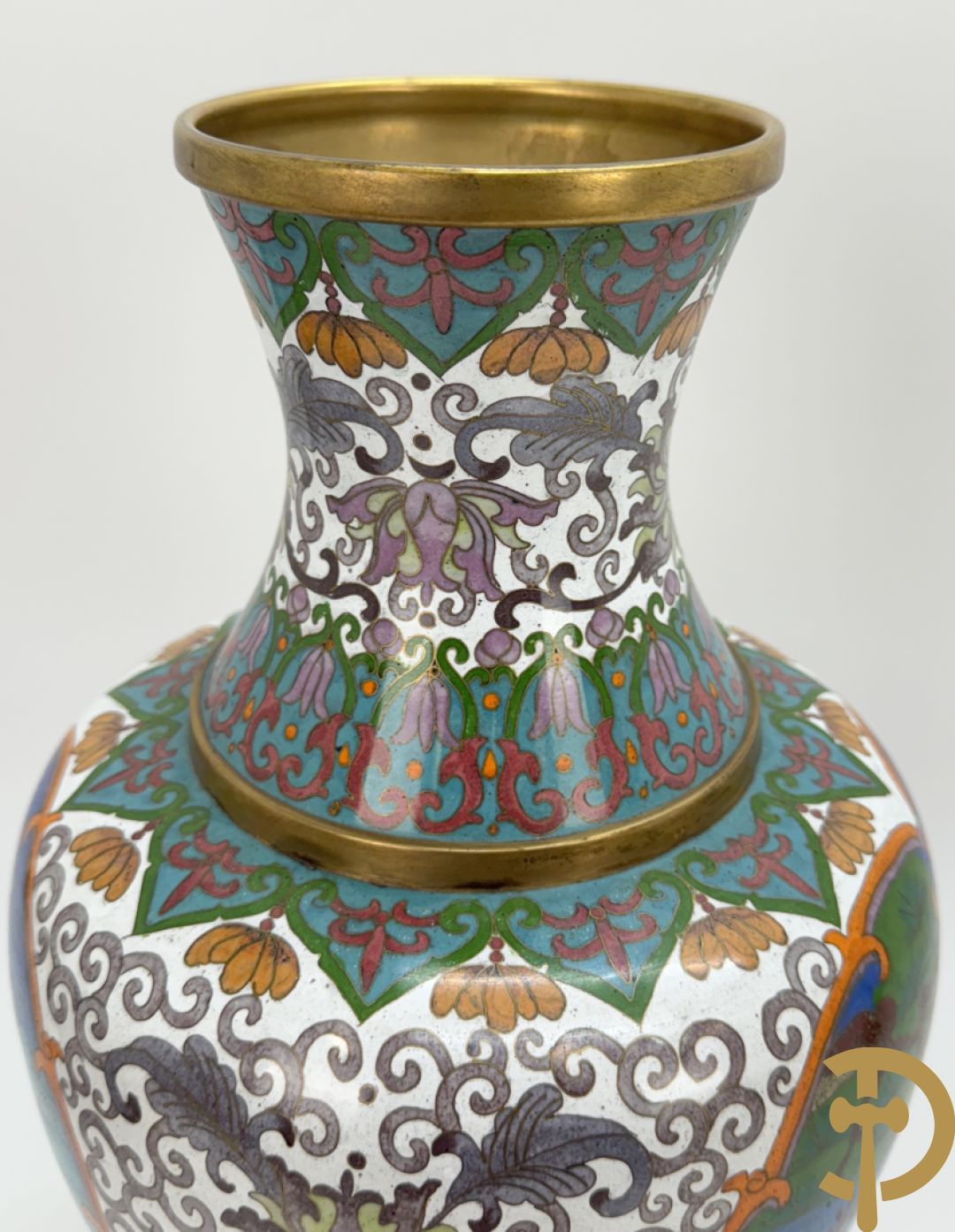 Paar cloisoné vazen met decor van vogels en bloemen op bijhorende zwarte sokkels