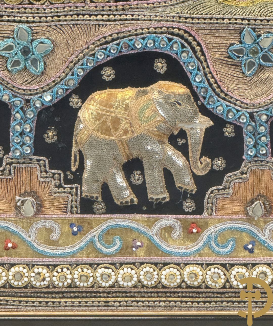 Groot Thais handgemaakt tafereel met boedhistische figuren en paradijsvogel