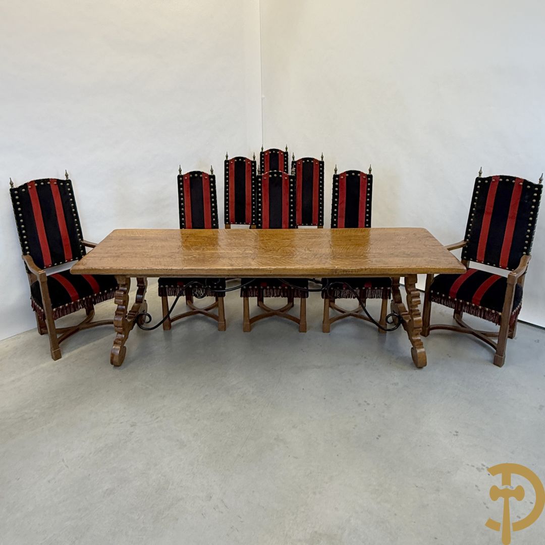Massief eiken tafel met wangen en smeedijzer verbonden + 6 hoogleunige stoelen + 2 armzetels