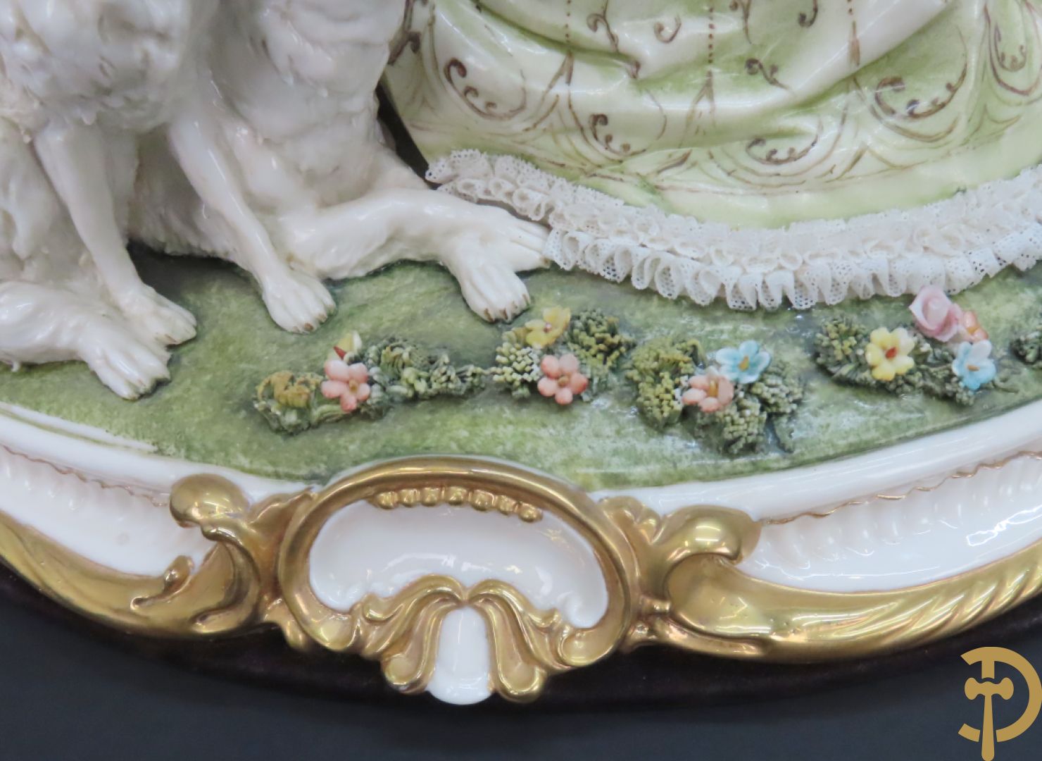 Italiaans porseleinen sierbeeld van zittende dame met 2 windhonden, L. Cazzola getekend en Capo di Monte gemerkt achteraan