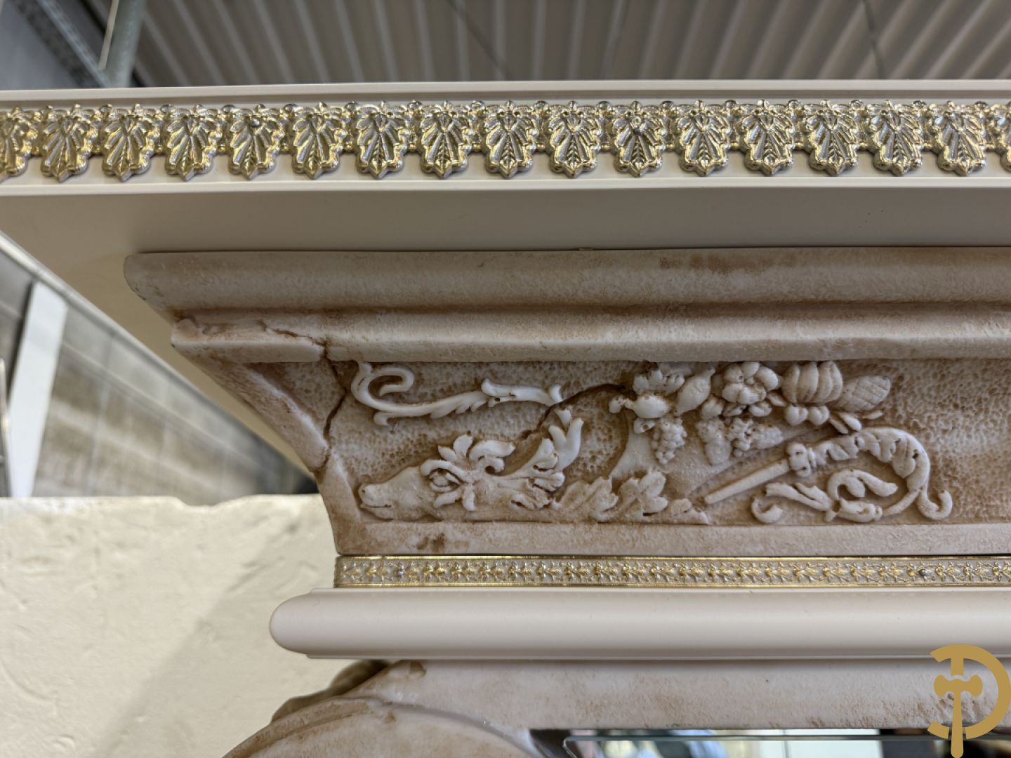 Uitzonderlijke eetkamer bestaande uit dressoir met 4 deuren en 2 lades op voluutvormig onderstel met rocailles opzij en boven met spiegel + bijhorende vitrine + console + spiegel + tafel op voluutvormig onderstel + 6 bijhorende armzetels met koperen frame - uniek ontwerp door de firma Vidal Grau Spaanse makelij, begin jaren 