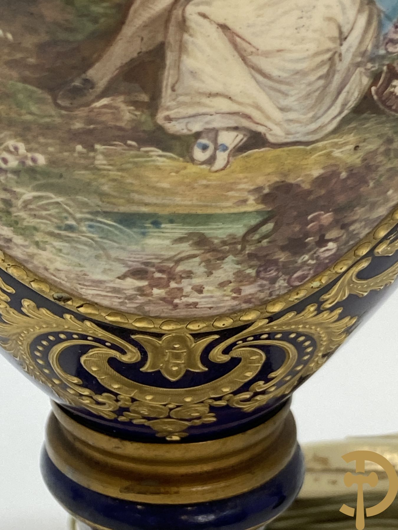 Paar kobaltblauwe porseleinen vazen met dubbel motief als lampadaire