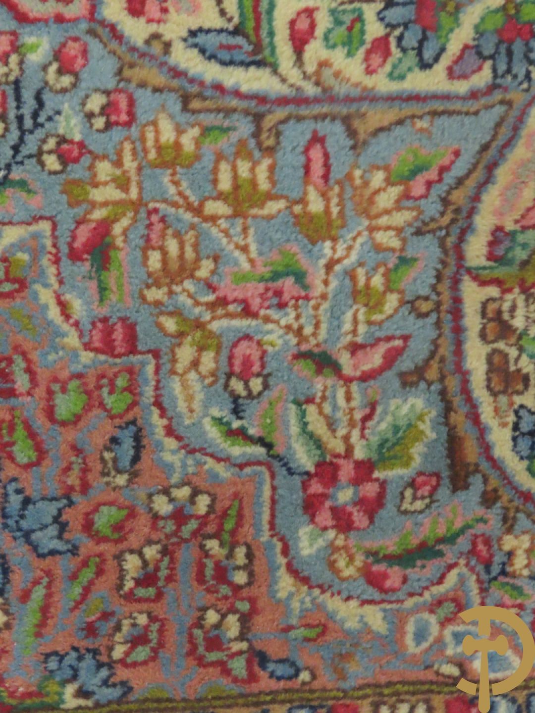 Iranees handgeknoopt tapijt Kirman Lavar met centraal medaillon omgeven door florale motieven