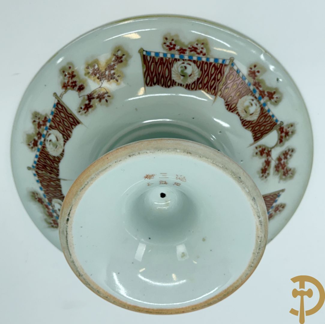 Paar Japanse meerkleurige porseleinen schalen met krijgerdecor op voet