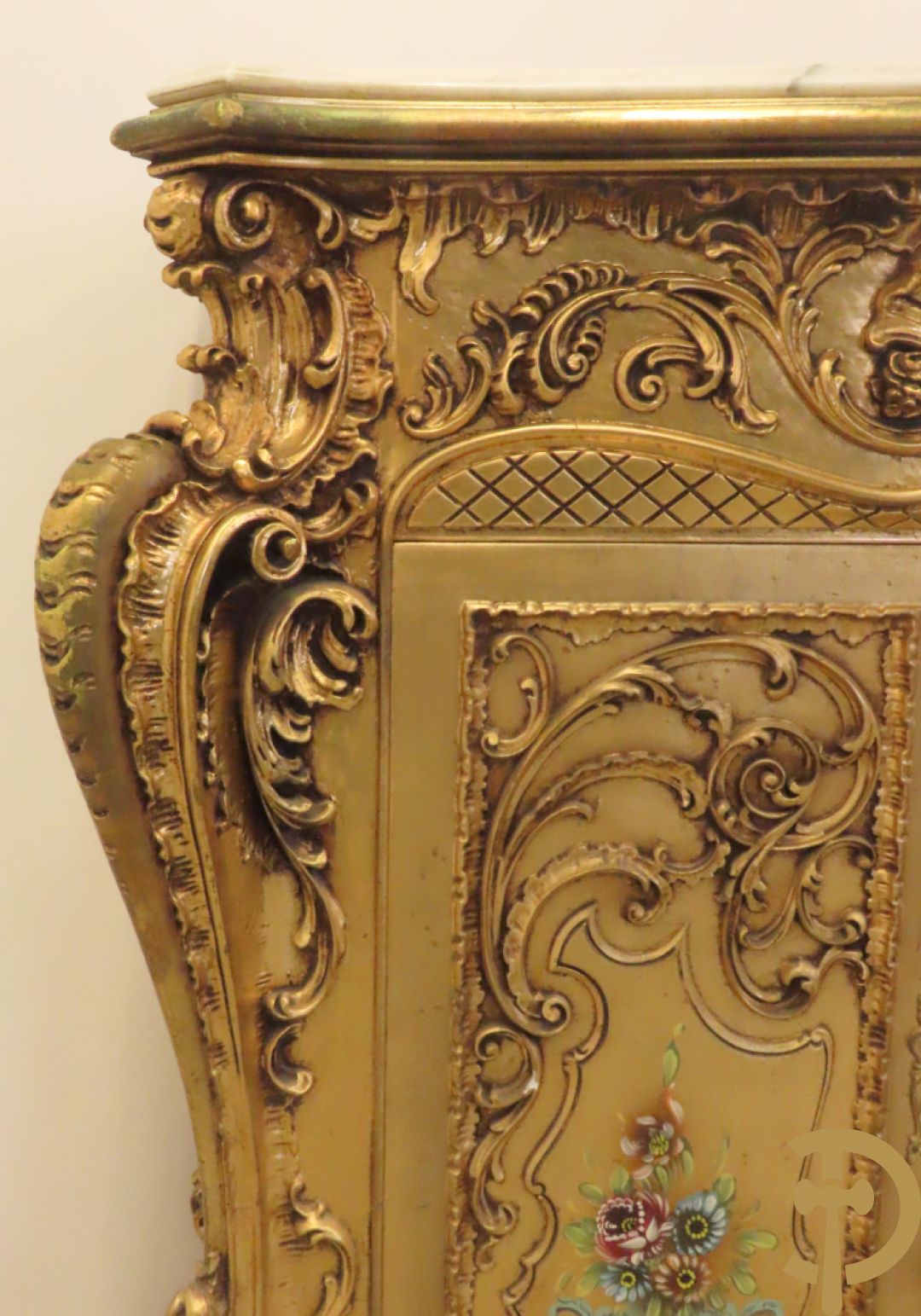 Uitzonderlijke vergulde Louis XV eetkamer bestaande uit vijfdeursdressoir met voluutvormige accanthusranken en rocailles, beschilderd met bloemenmotieven en centraal tafererel met hoornen des overvloeds + bijhorende spiegel vergulde tafel op voluutvormige poten met zes bijhorende stoelen + vitrine met accanthusranken en centrale deur, op voluutvormige poten