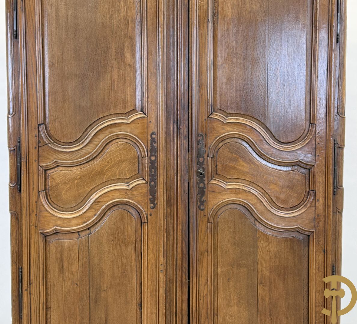 Massief eiken tweedeurskast met afgestoken panelen en gezwaaide moluren