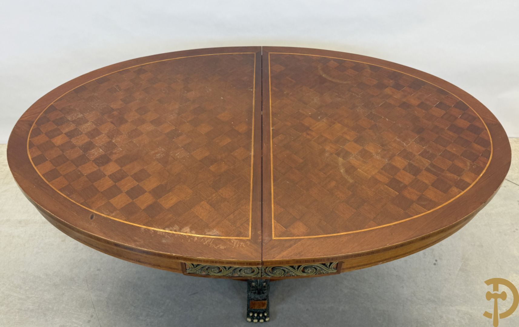 Ovale geparketteerde notelaren tafel bezet met bronzen ornamenten, Art deco Decoene