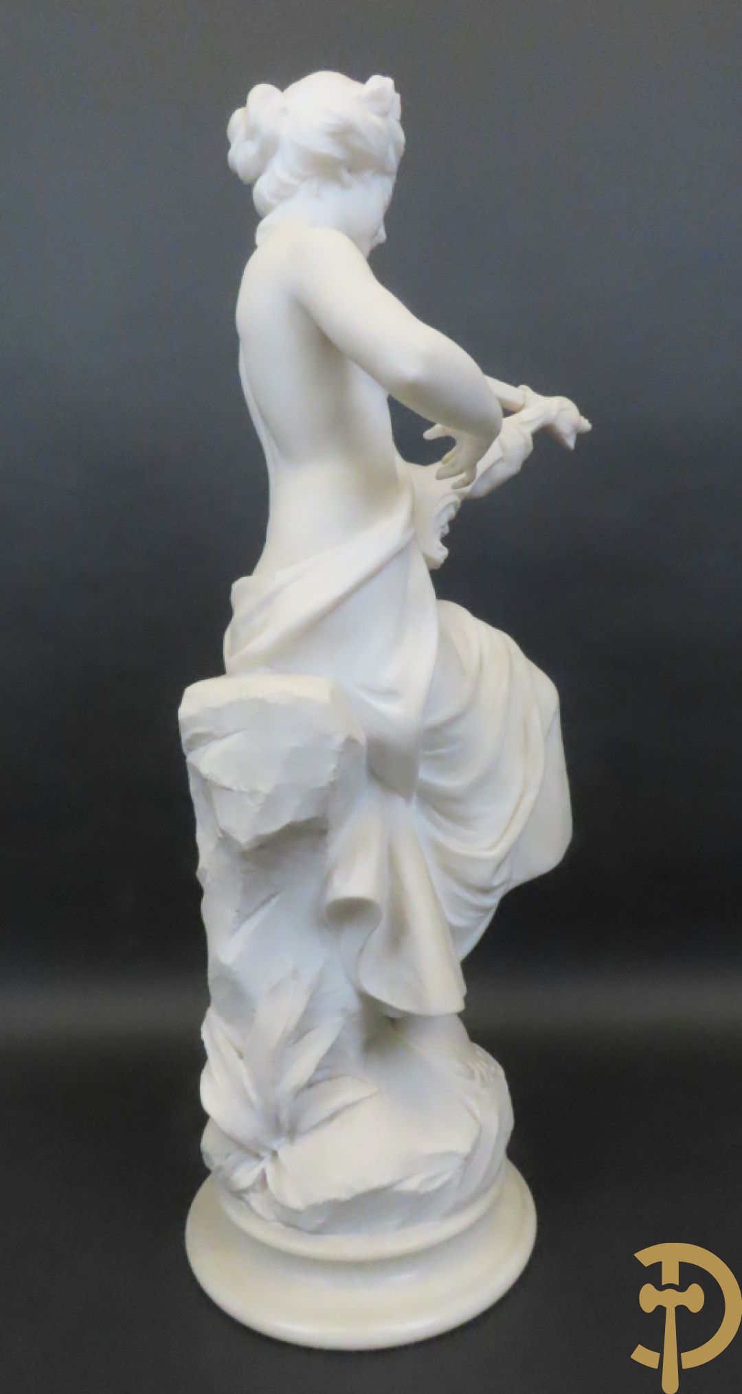 Prof. Fagioli Firenze getekend : Witte marmersculptuur van zittende dame met ontblote boezem met muziekinstrument
