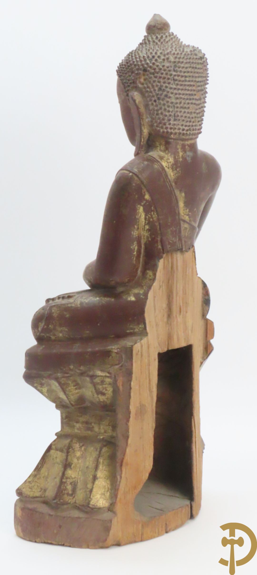 Houtgesculpteerde zittende boedha