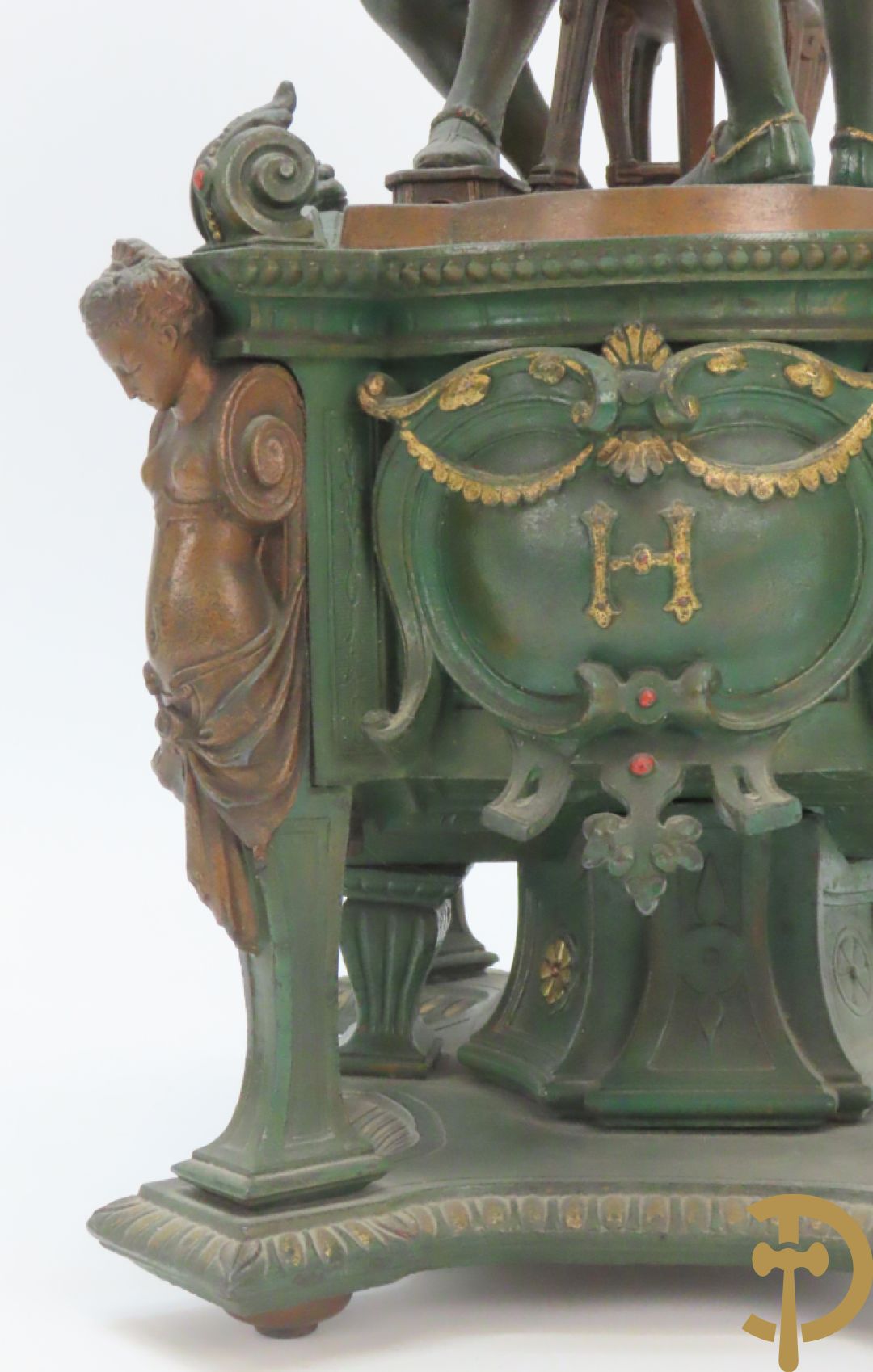 Driedelige kunstbronzen garnituur bestaande uit pendule met paar schakende edelheren, bezet met kariatiden - geflankeerd door paar driearmige kandelaars gehouden door 2 edelheren