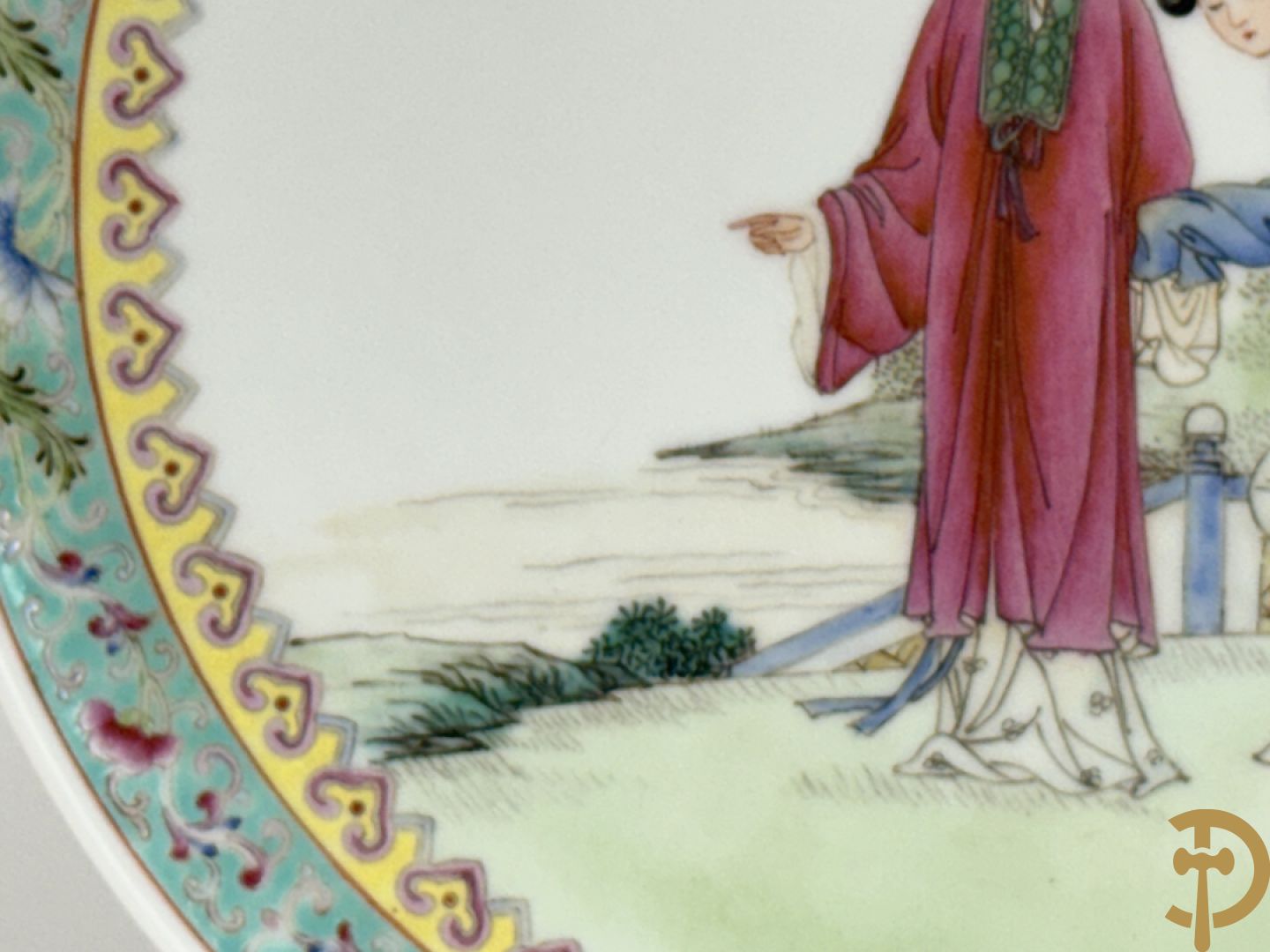 Paar porseleinen Chinese republieksbordjes met decor van dames in landschap