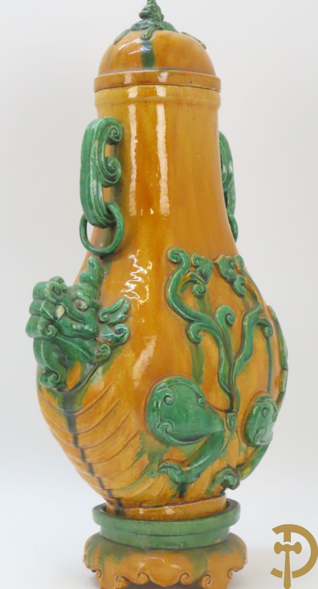 Geglazuurde Chinese aardewerken dekselvaas met fo honden en plantenmotieven