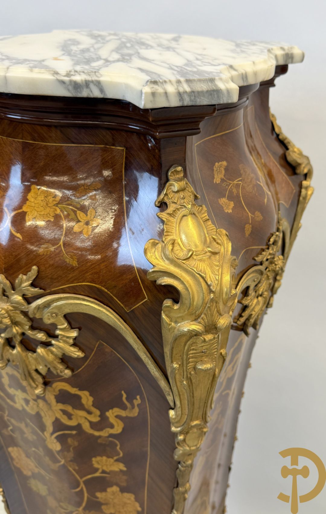 Paar notelaren gemarketteerde zuilen bezet met bronsbeslag en Louis XV motieven op voluutvormige poten - bovenaan met marmeren geaderd blad