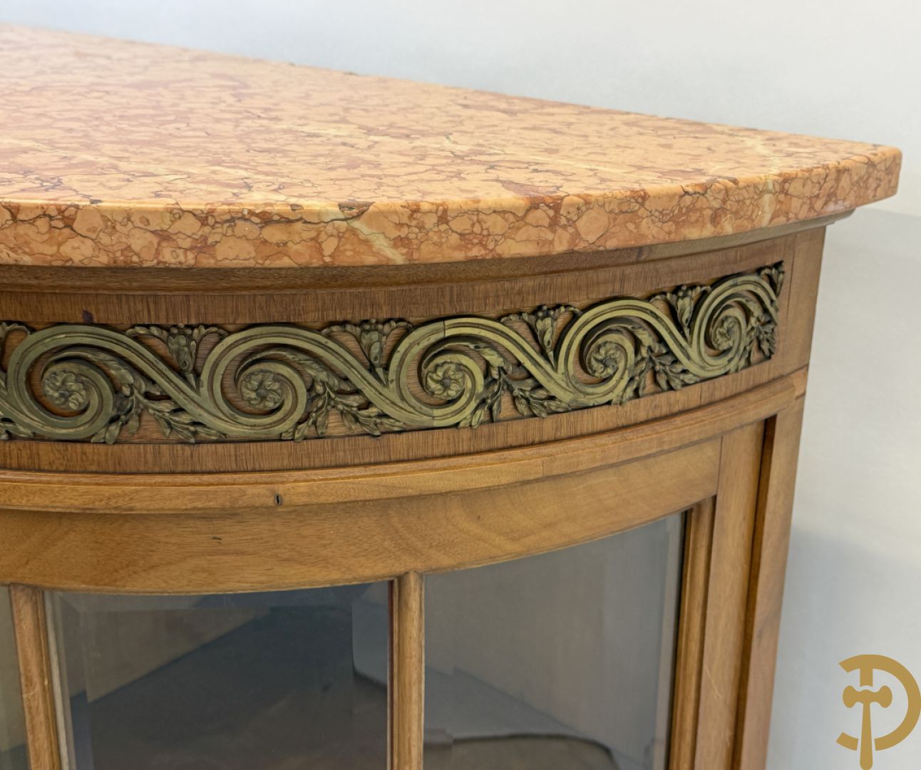 Art deco Decoene vierdeursdressoir in notelaar fineer met gebogen beglaasde deuren opzij en bezet met bronzen ornamenten - bovenaan met marmeren blad