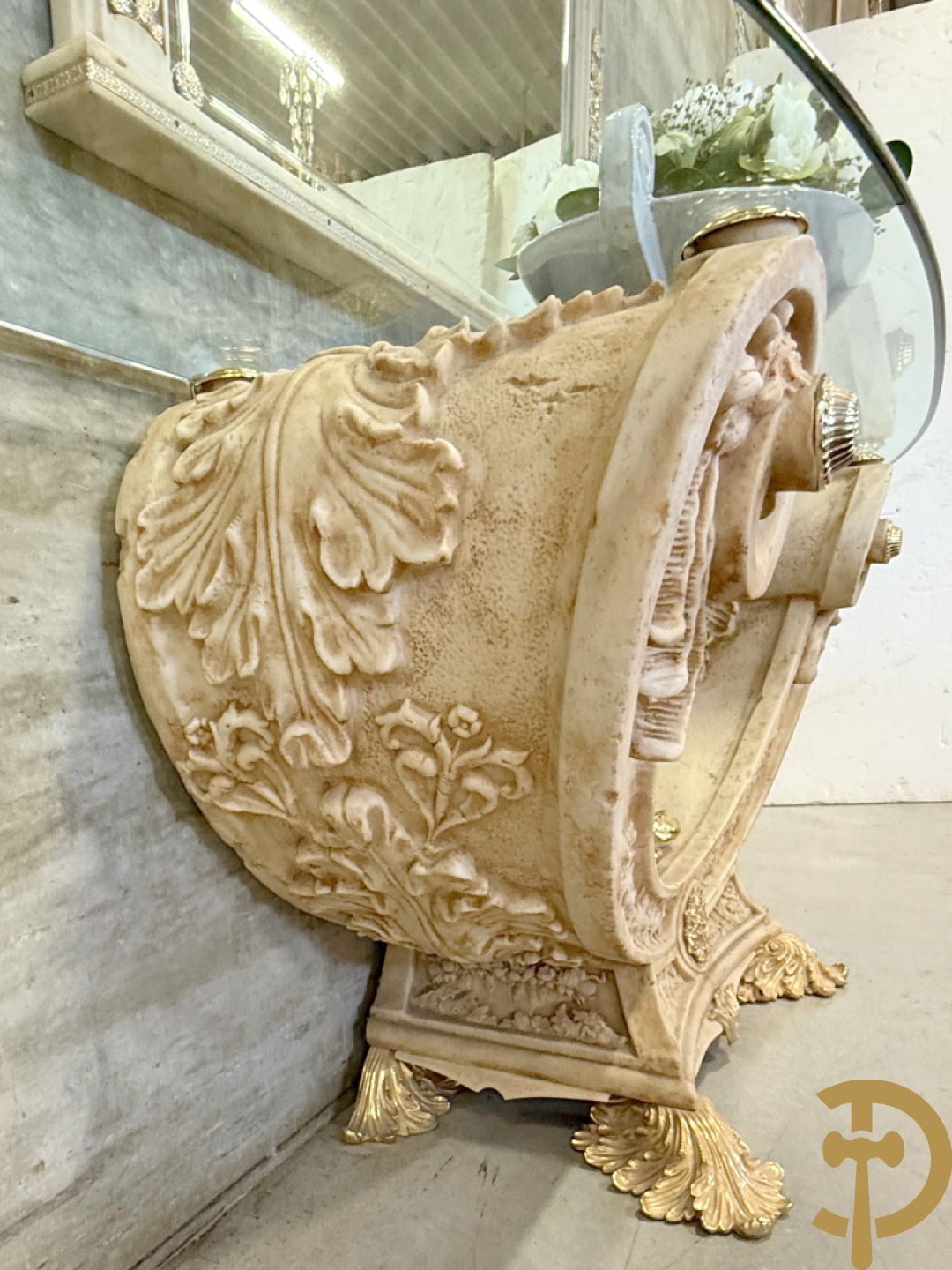 Uitzonderlijke eetkamer bestaande uit dressoir met 4 deuren en 2 lades op voluutvormig onderstel met rocailles opzij en boven met spiegel + bijhorende vitrine + console + spiegel + tafel op voluutvormig onderstel + 6 bijhorende armzetels met koperen frame - uniek ontwerp door de firma Vidal Grau Spaanse makelij, begin jaren 