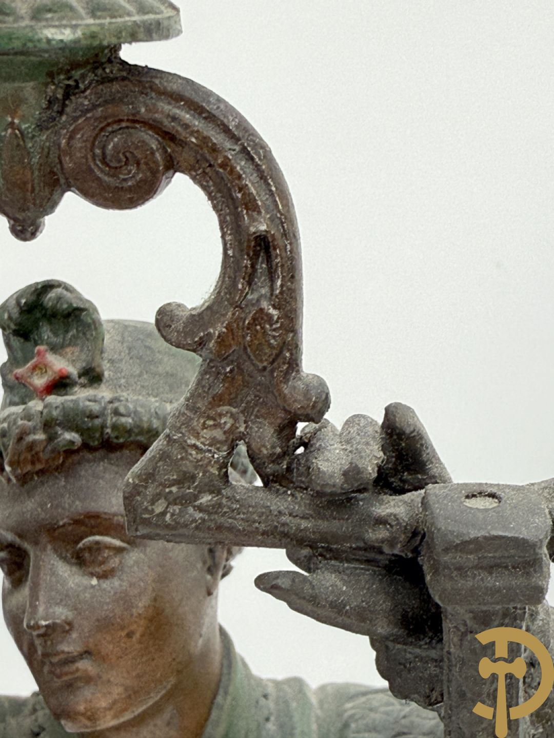 Driedelige kunstbronzen garnituur bestaande uit pendule met paar schakende edelheren, bezet met kariatiden - geflankeerd door paar driearmige kandelaars gehouden door 2 edelheren