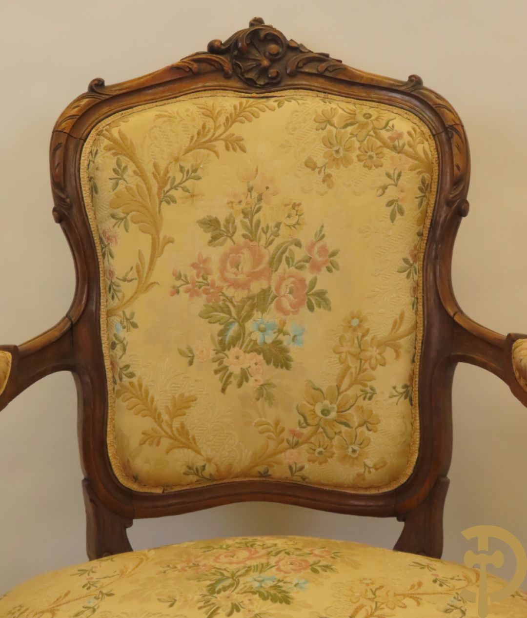 Vijfdelig Louis XV salonensemble in beuk bestaande uit tweezit, 2 armzetels en 2 stoelen
