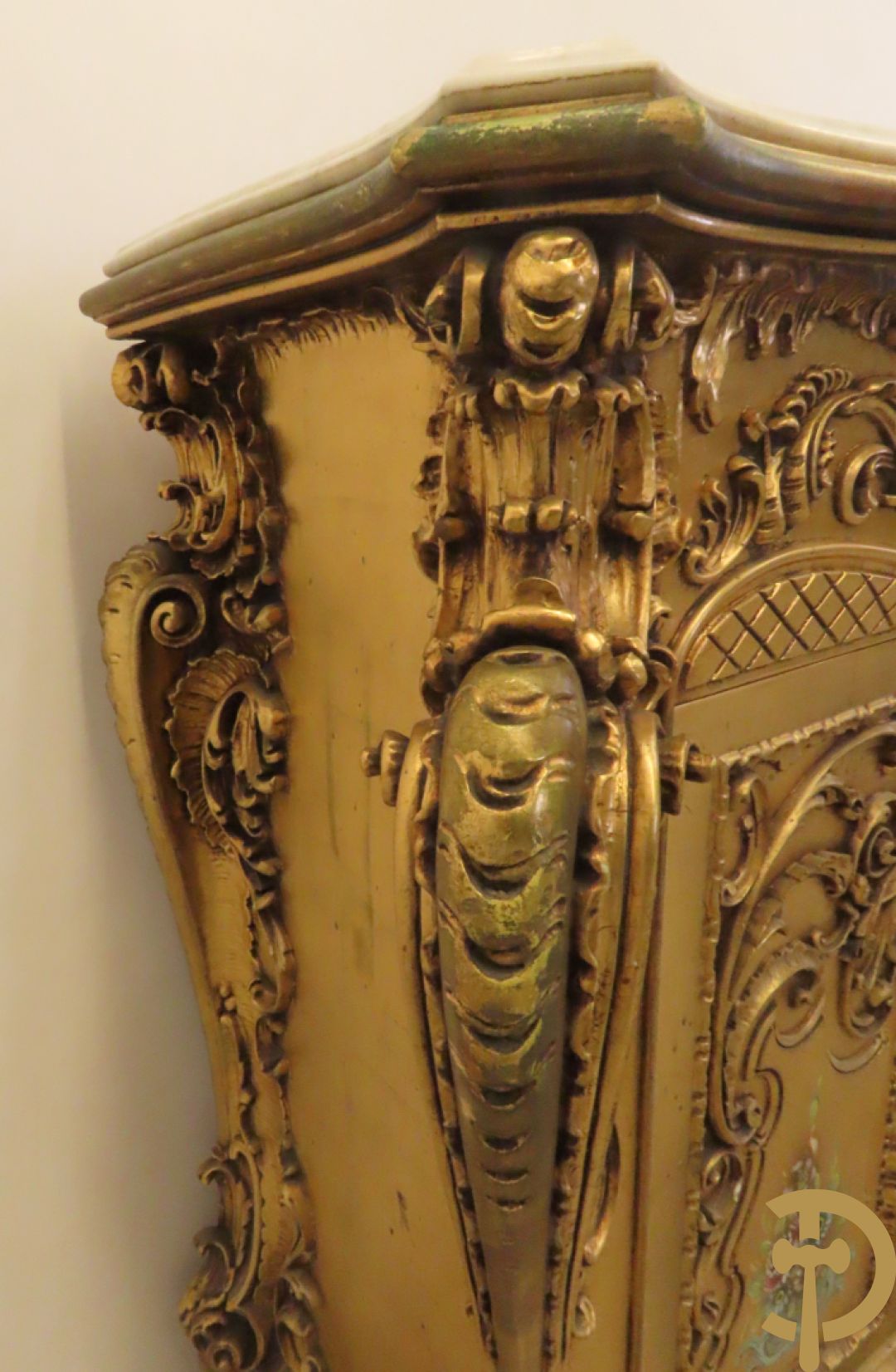 Uitzonderlijke vergulde Louis XV eetkamer bestaande uit vijfdeursdressoir met voluutvormige accanthusranken en rocailles, beschilderd met bloemenmotieven en centraal tafererel met hoornen des overvloeds + bijhorende spiegel vergulde tafel op voluutvormige poten met zes bijhorende stoelen + vitrine met accanthusranken en centrale deur, op voluutvormige poten