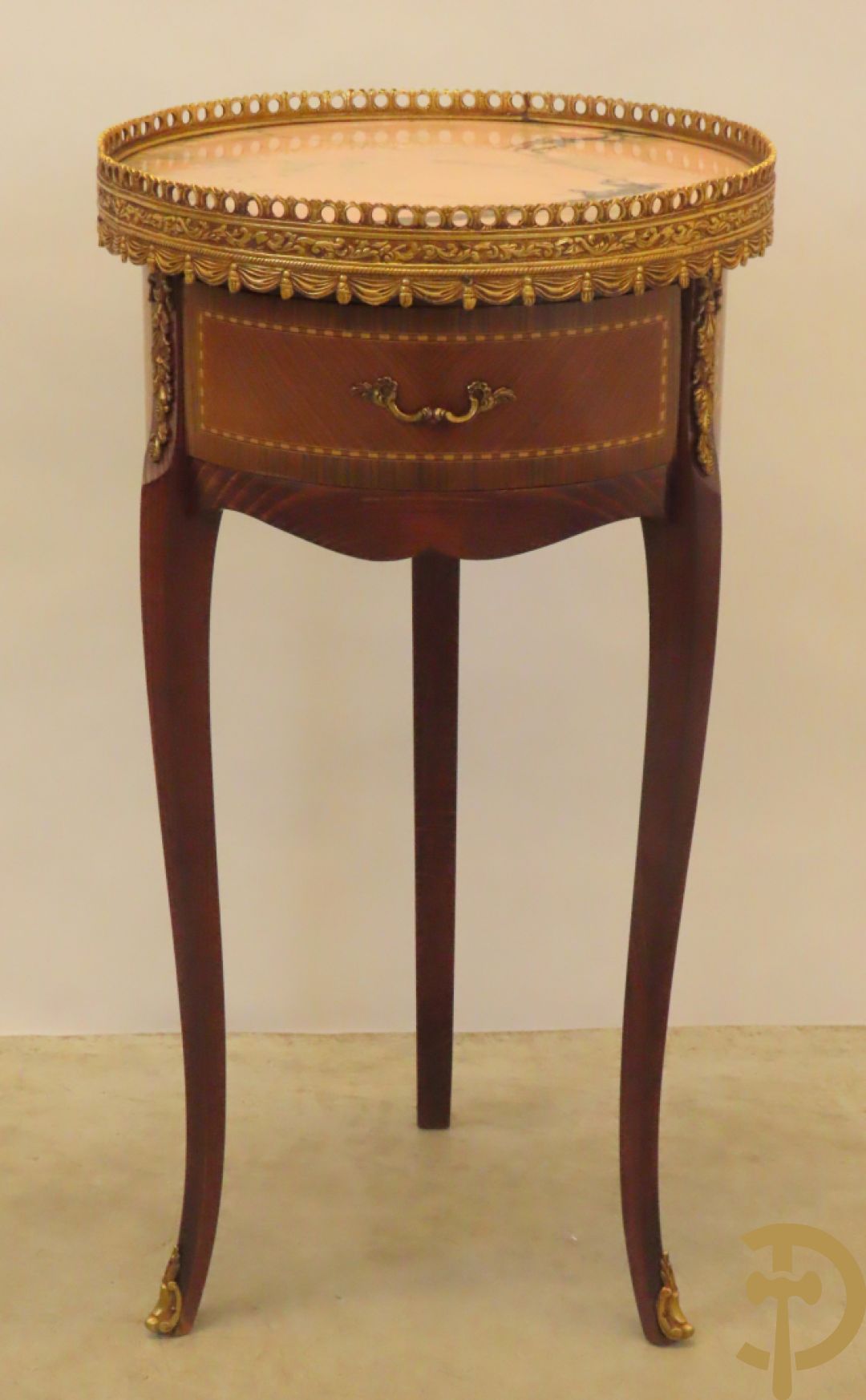 Vergulde notelaren bijzettafel bezet met bronsbeslag en marmeren blad op drie poten