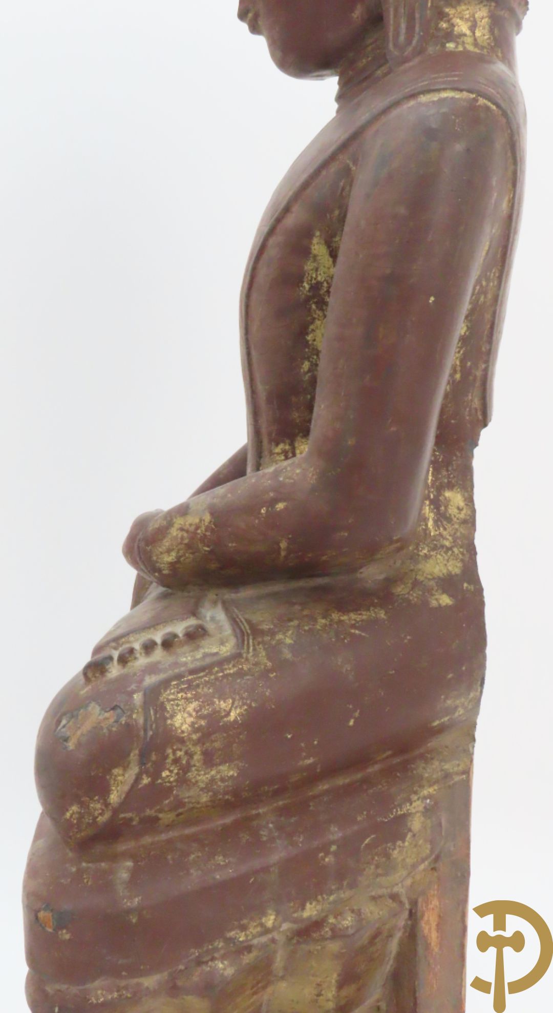 Houtgesculpteerde zittende boedha