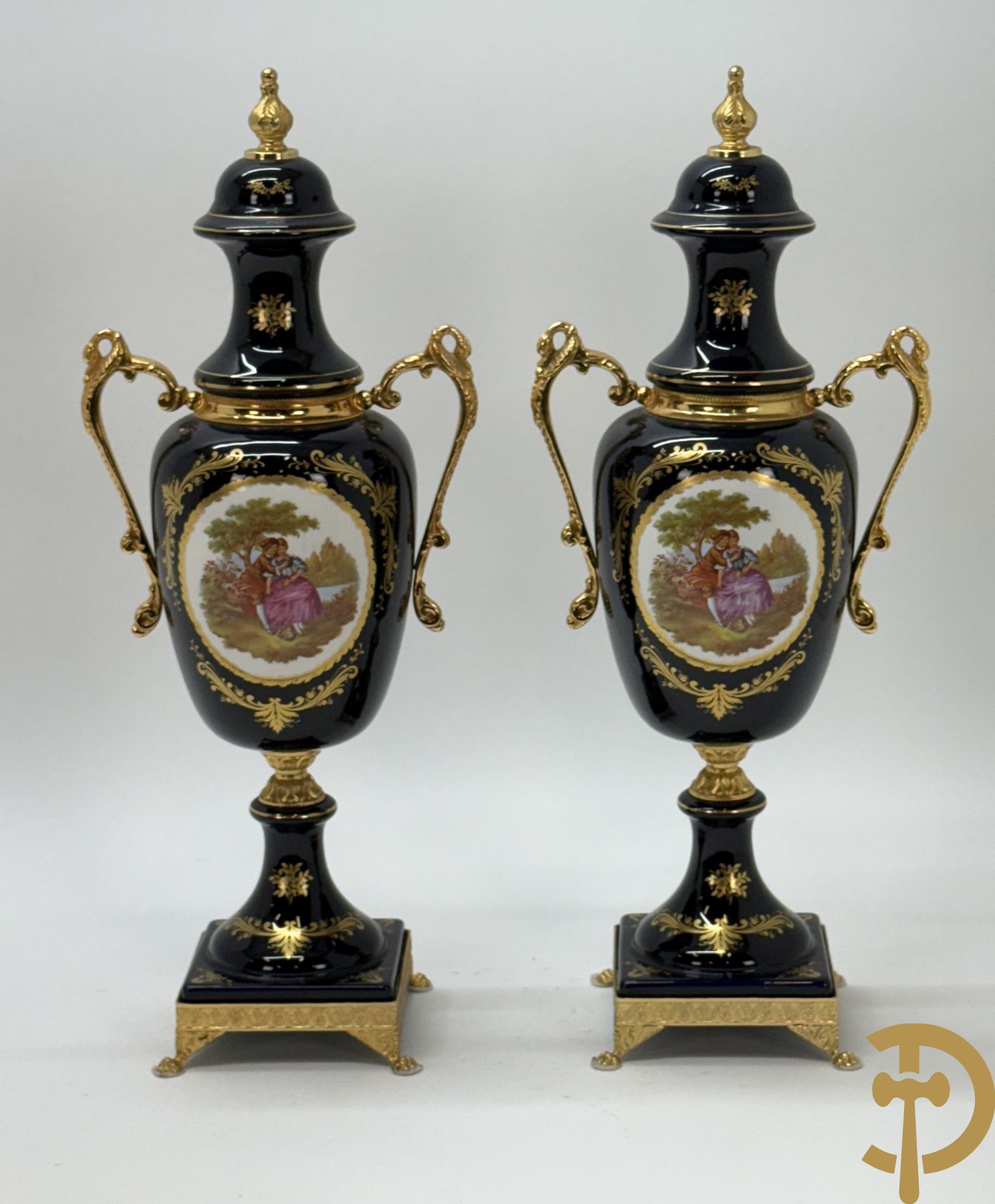 Paar kobaltblauwe siervazen met romantisch decalcomanie decor bezet met bronzen armen