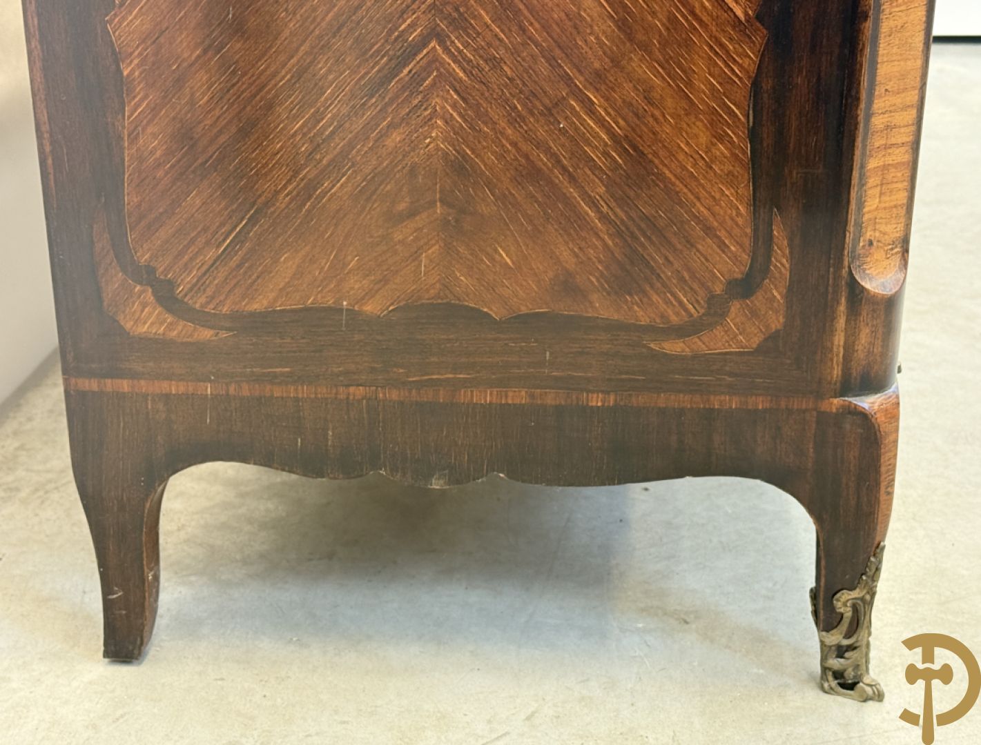 Notelaren driedeursdressoir met marmeren blad  bronzen sabots op de poten