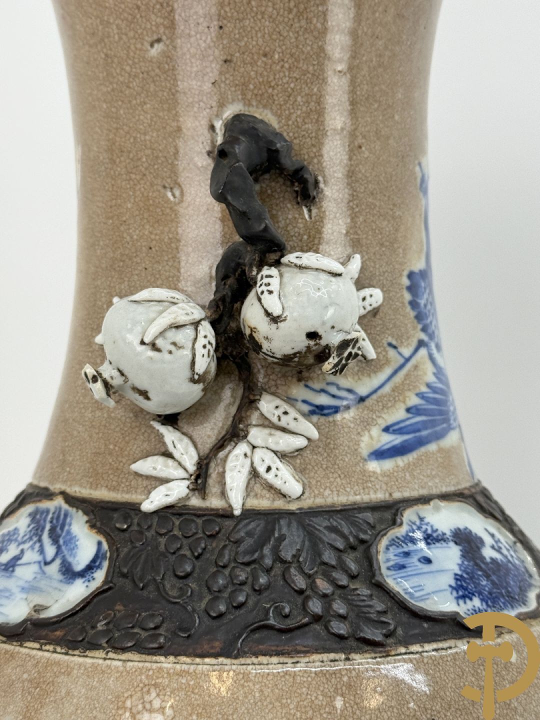 Antieke Chinese Nankin vaas met decor van wijsgeren, onderaan bezet met hert en bovenaan met pioenrozen