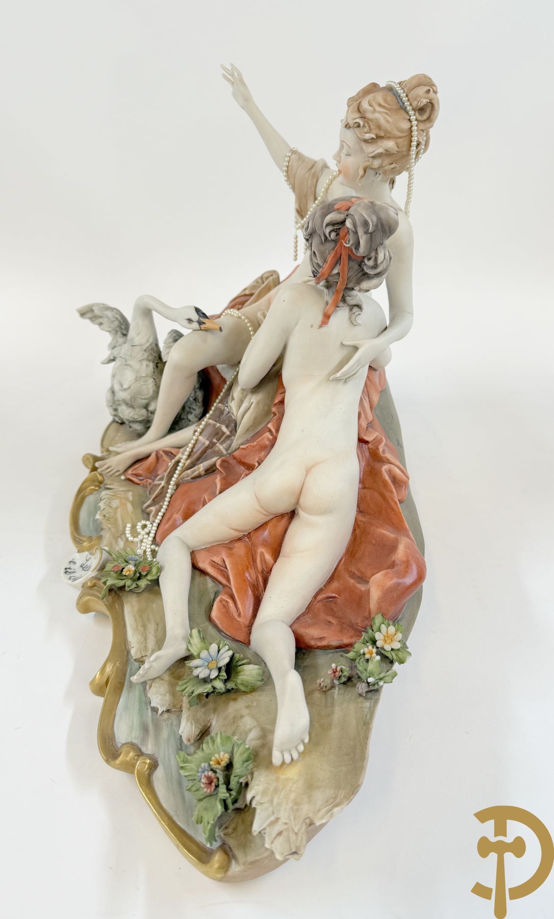 Italiaanse biscuitgroepen w.o. grote groep met 2 liggende naakte dames met zwaan, jongeman op rots, vioolspeler met edeldame, dame met kanten jurk en kinderen + Armani G. getekend 