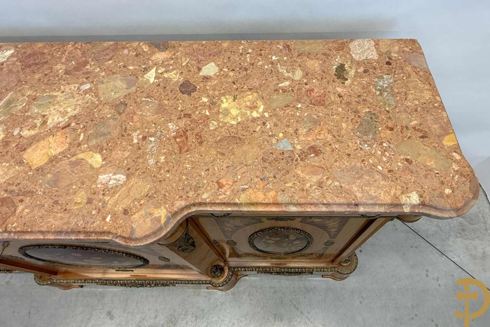 Notelaren driedeursdressoir met bloemenmarquetterie, bronsbeslag en marmeren blad