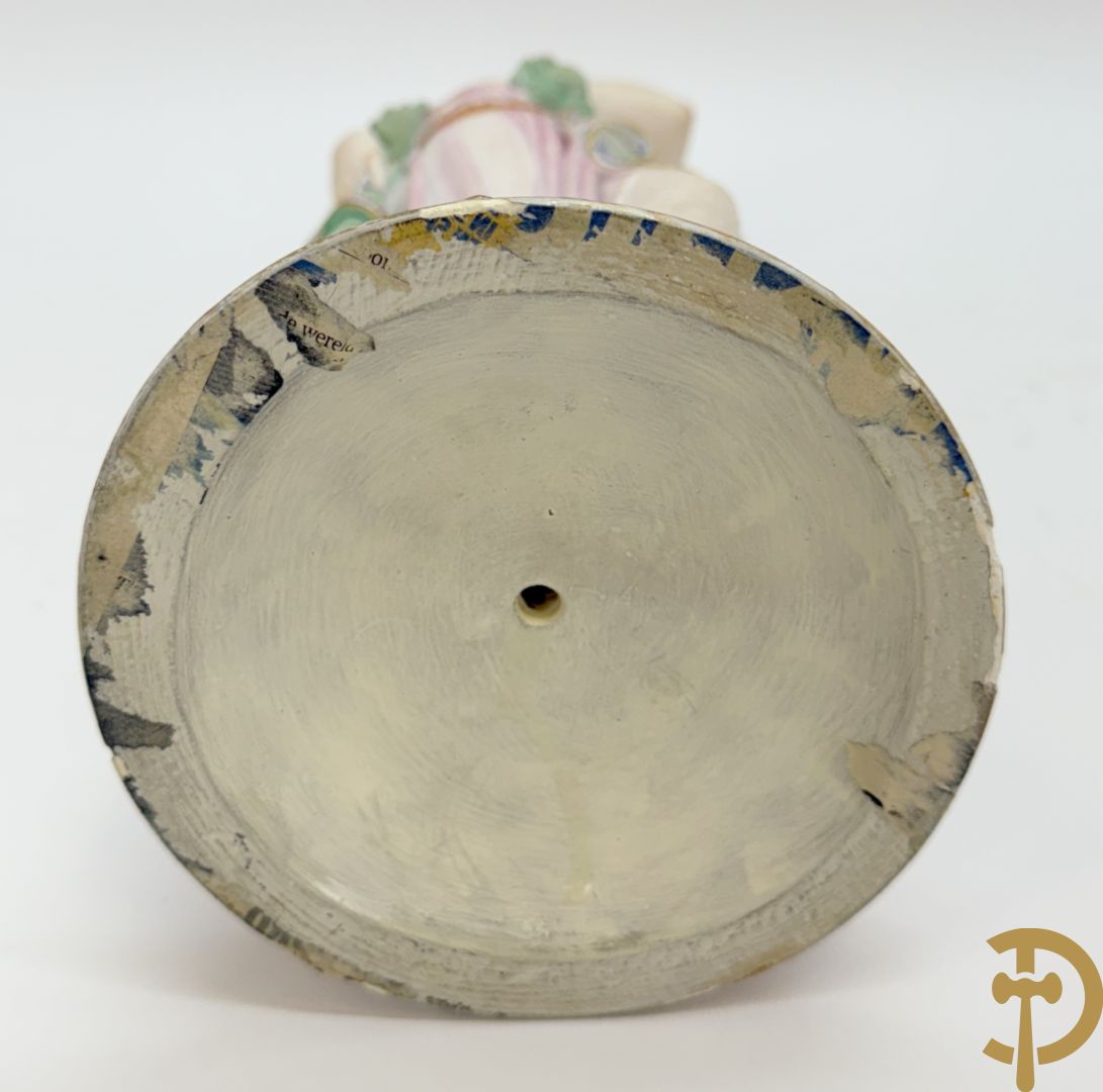 Paar Franse biscuits van elegante dame met hond en dame met bloemen op schouder