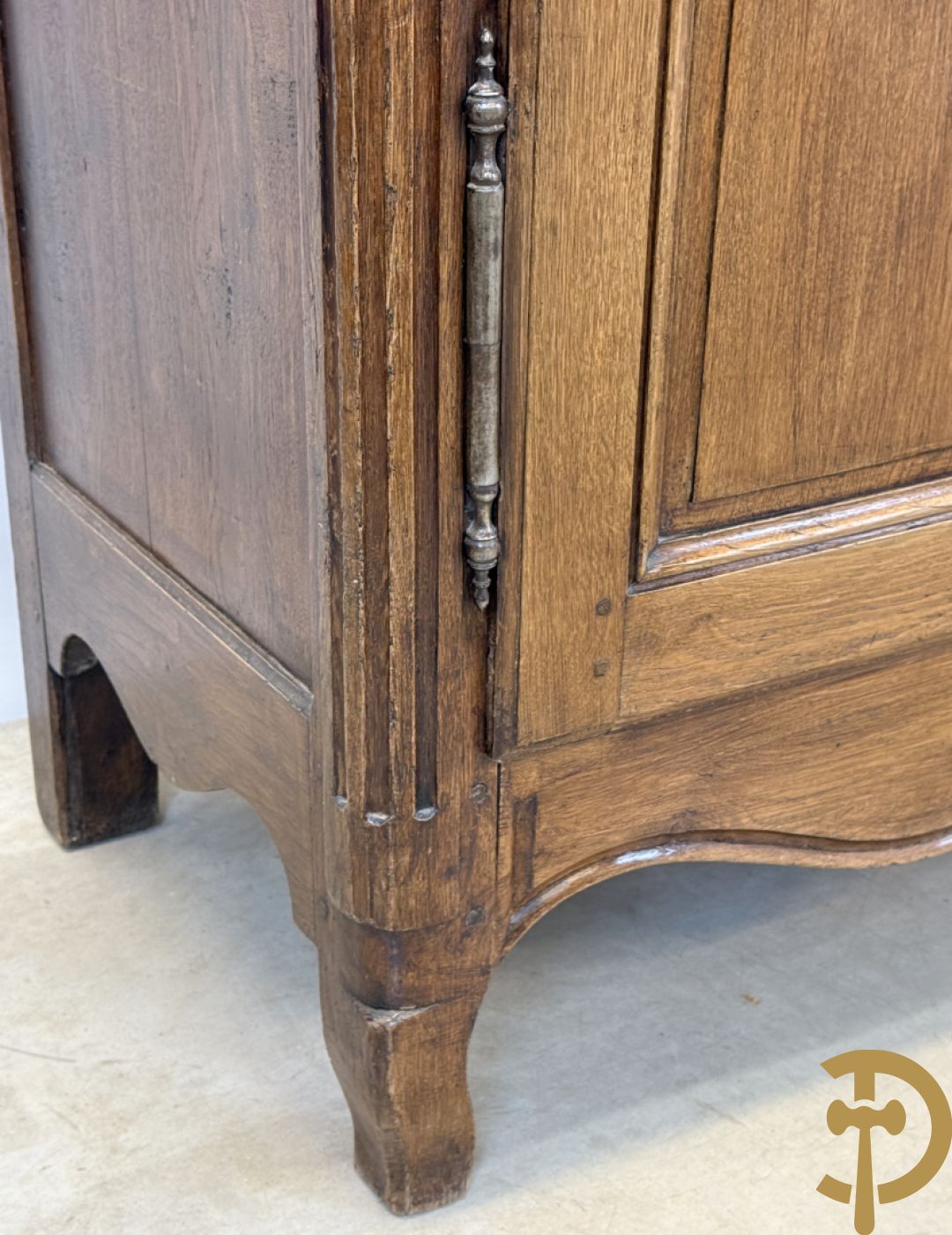 Massief eiken tweedeurskast met afgestoken panelen en gecanneleerde afgeronde hoeken