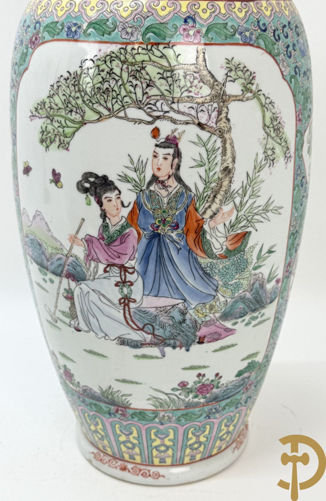 Paar Chinese vazen met geishadecor, rondom bezet met bloemen