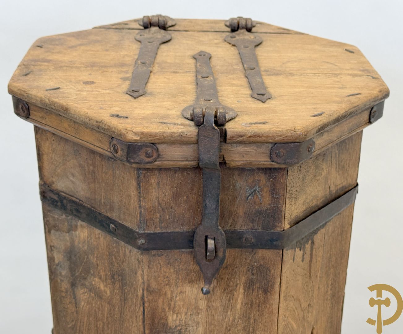 Achthoekig eiken opbergmeubel met smeedijzeren hengsels en geheime ruimte onderaan