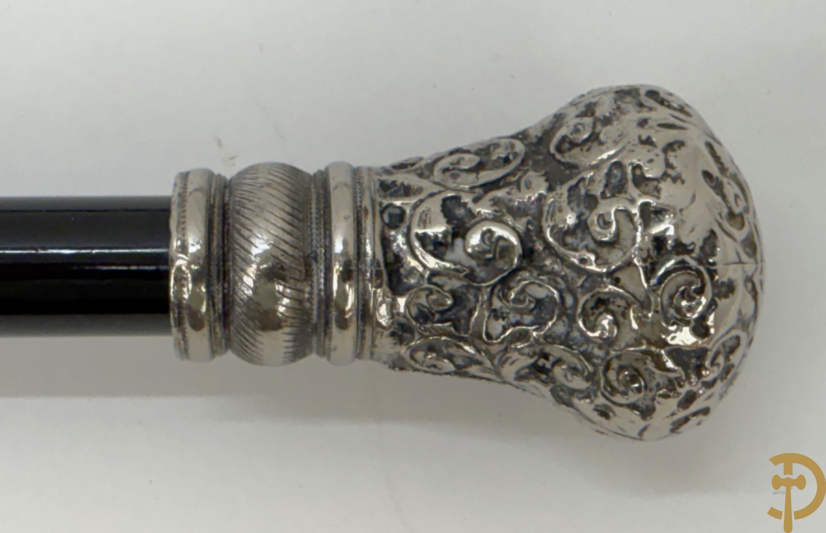 Drie wandelstokken met verzilverd handvat