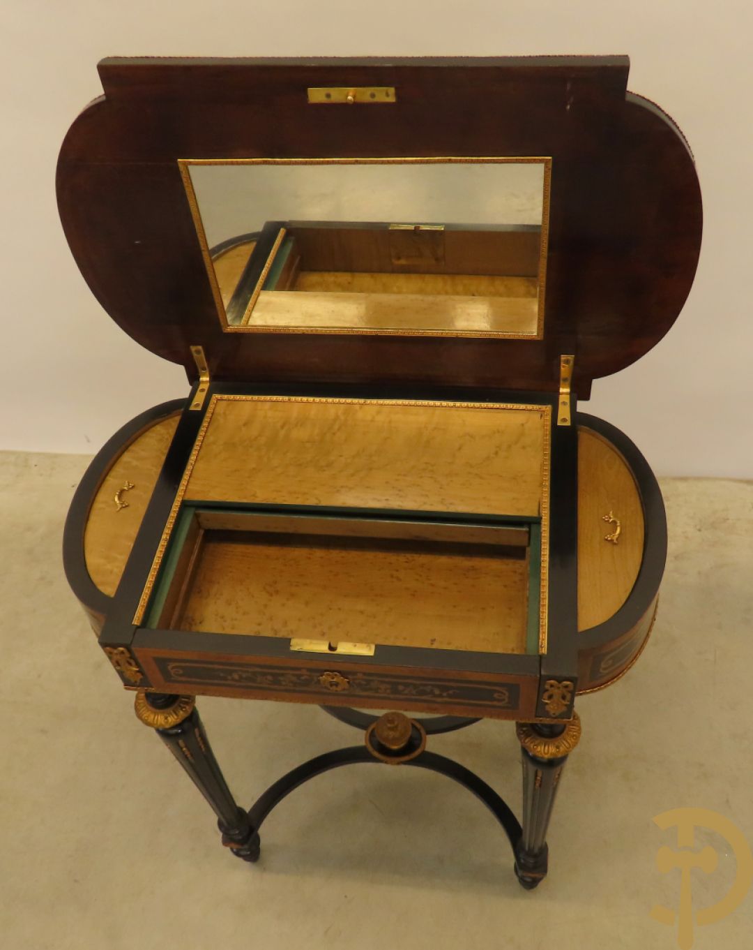 Napoleon III openklapbare opschiktafel/naaitafel met bloemenmarquetterie en amfoor in bovenblad, 19e