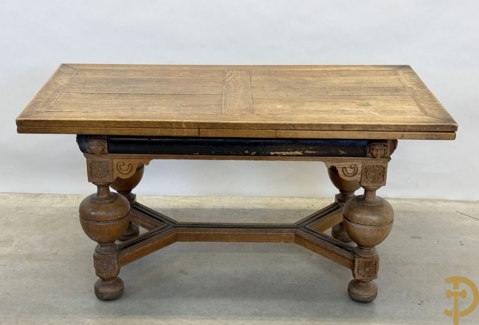 Eiken Neo Renaissance bolpoottafel bezet met rosassen en gesculpteerde kinderkopjes