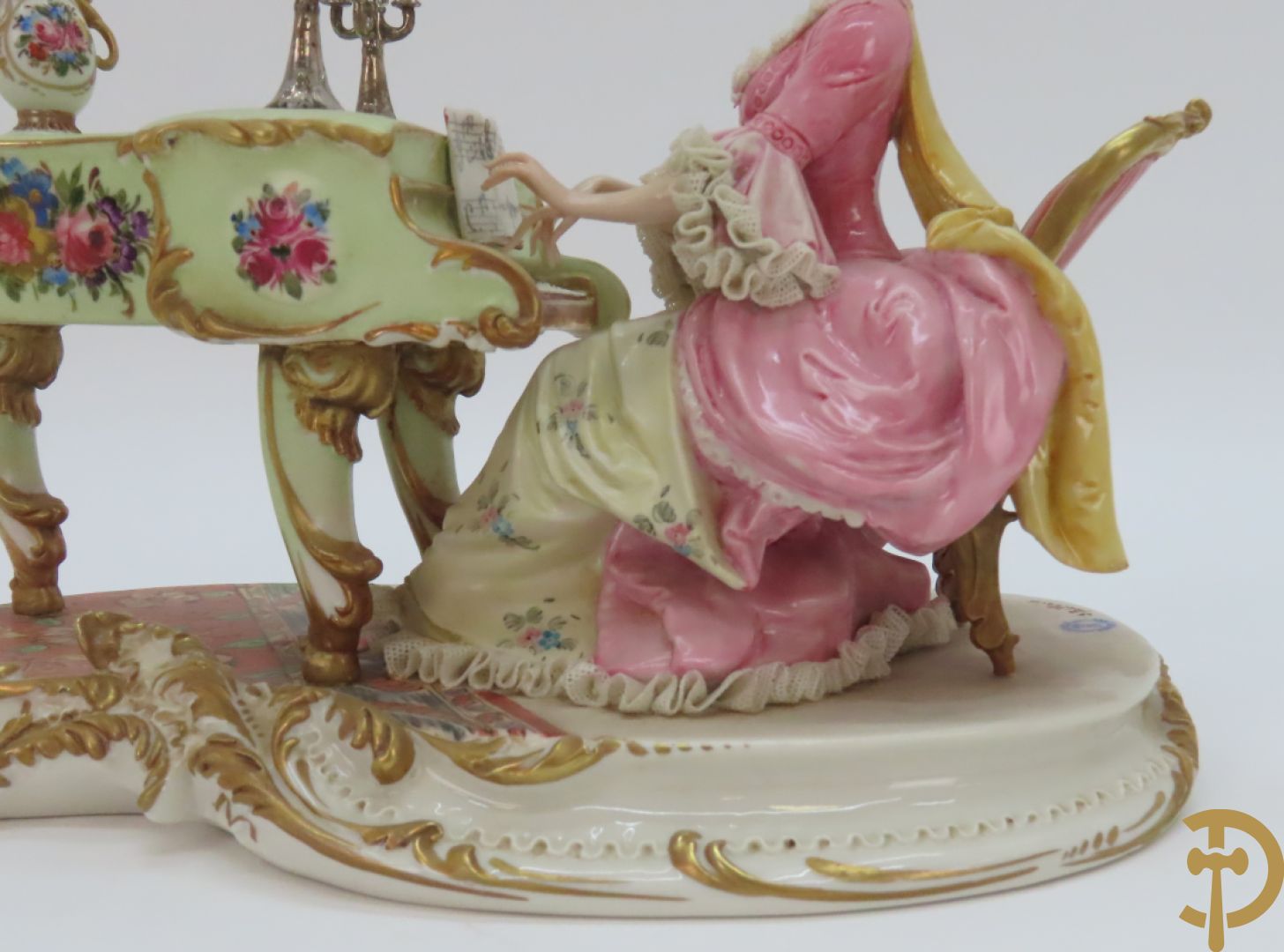 Drie porseleinen sierstukken 