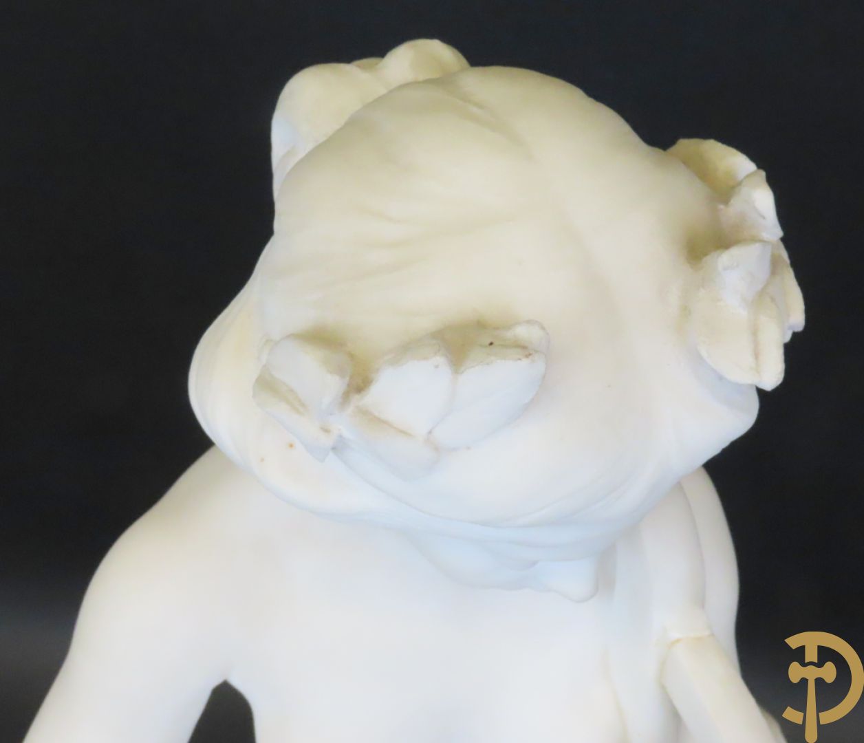 Prof. Fagioli Firenze getekend : Witte marmersculptuur van zittende dame met ontblote boezem met muziekinstrument