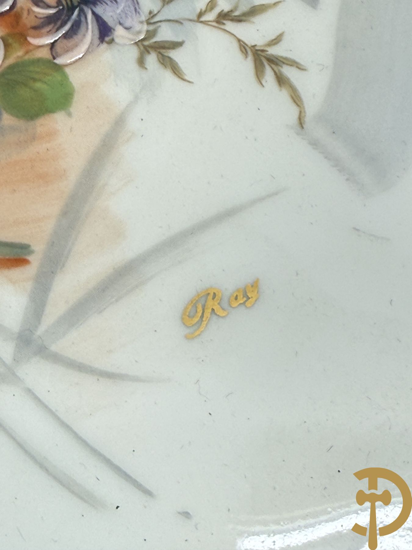 Porseleinen milieu de table (schaal en coupe) Limoges met bloemendecor en vergulde ornamenten, gemerkt onderaan