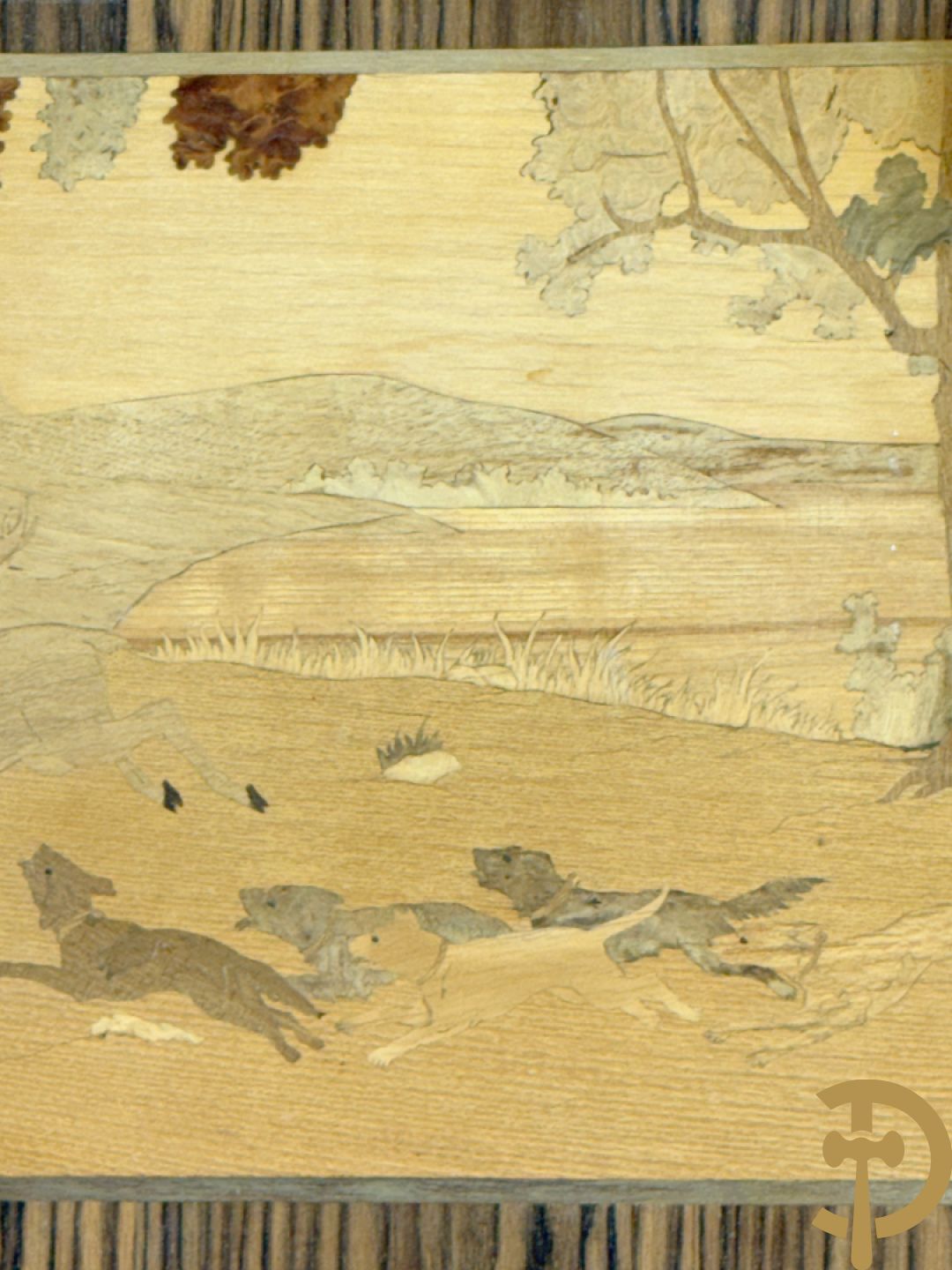 Gemarketteerde jachtscène met honden en paarden in houtsnijwerk