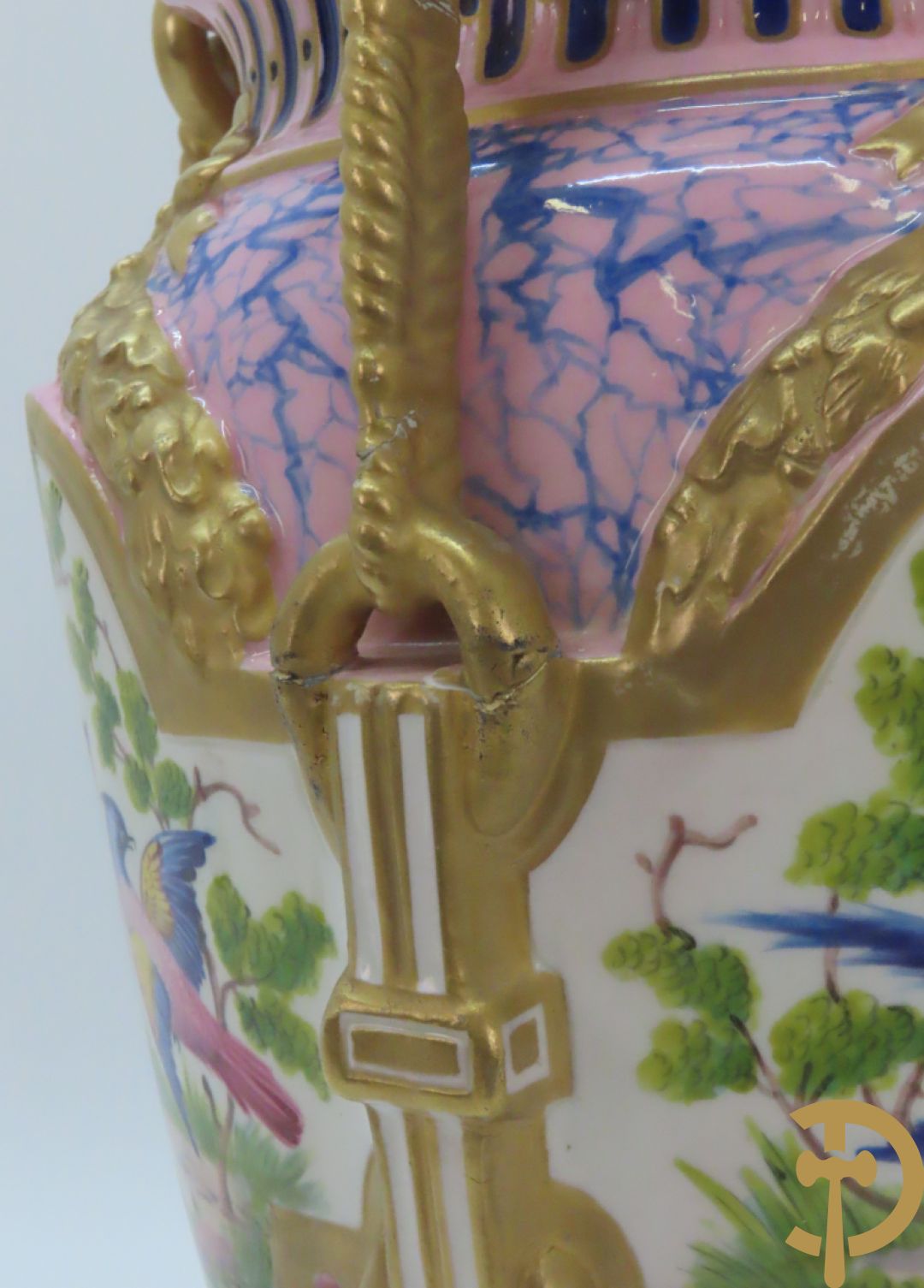 Franse porseleinen dekselpotiche bezet met decor van vogelmotieven en Louis XVI strikken, FB gemerkt