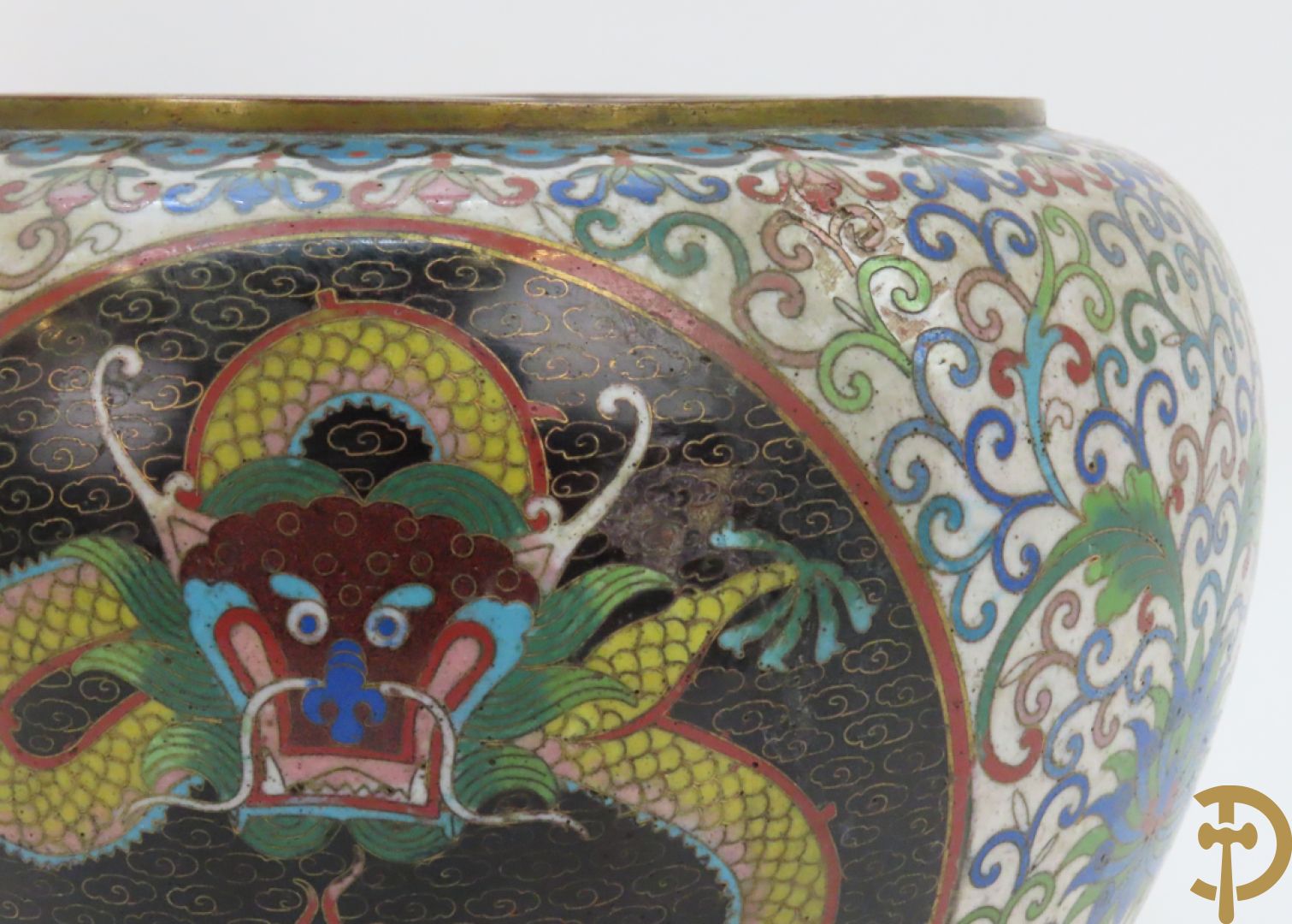 Potiche in cloisoné techniek met decor van draken en olifanten + blauwe cloisoné vaas met bloemendecor op sokkel + kleine cloisoné cachepot + cachepot met drakendecor