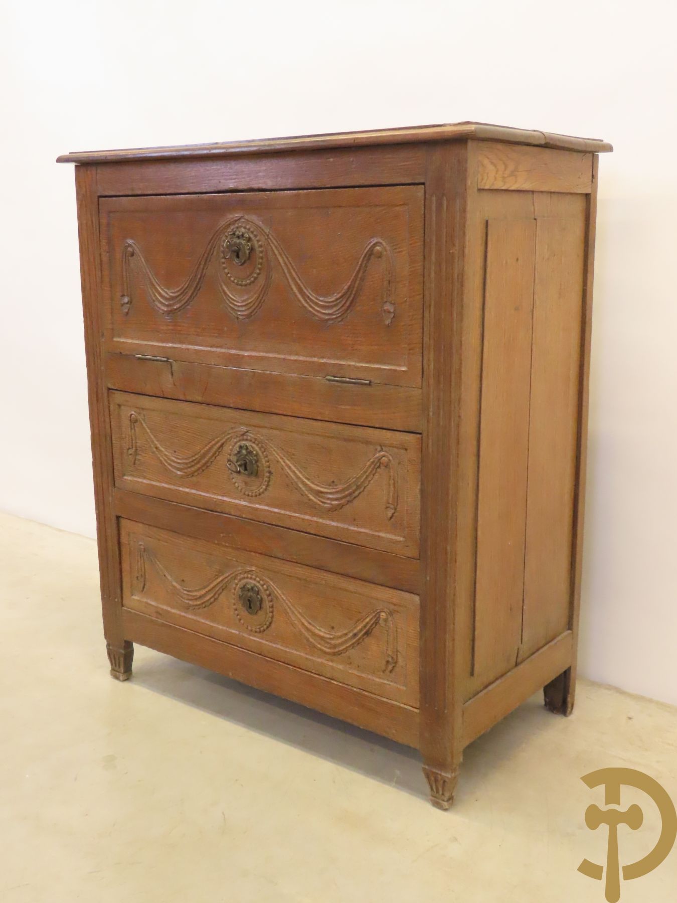 Massief eiken tweeladencommode Louis XVI met bovenaan 3e lade als klep en ingebouwde secretaire