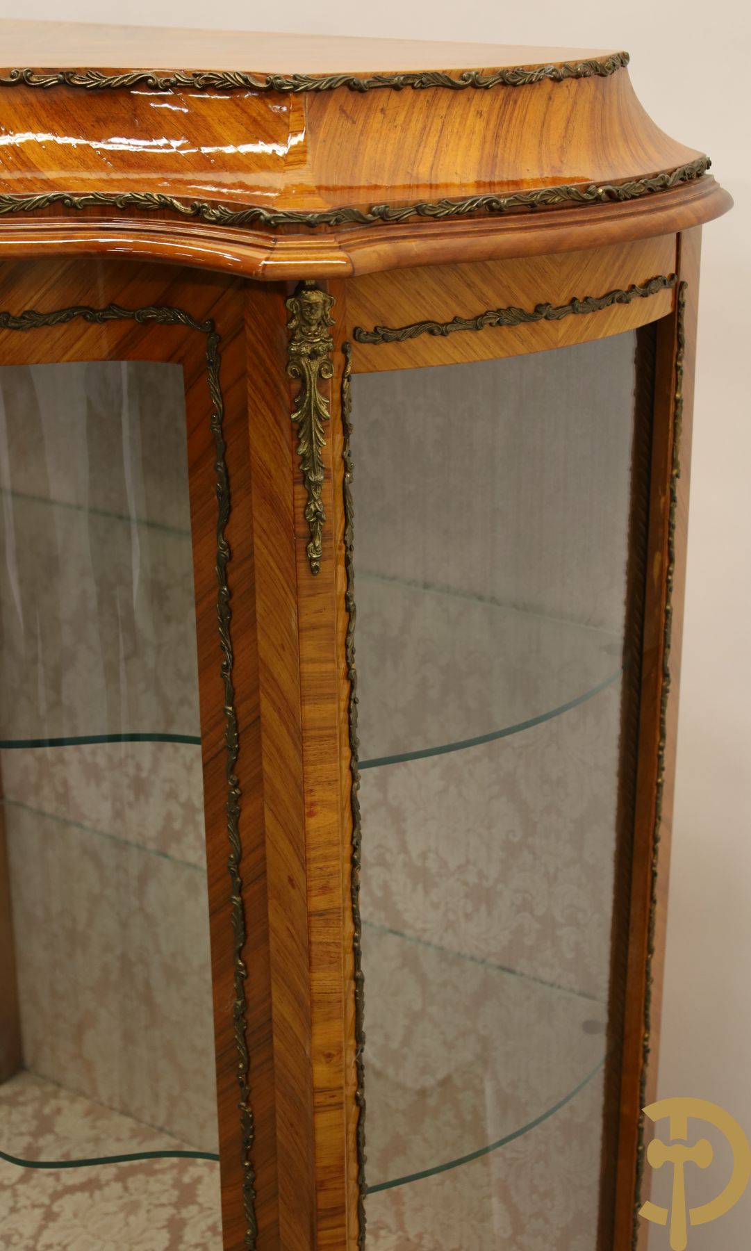 Notelaren gebombeerde vitrine met gebogen glas en bezet met bronsbeslag