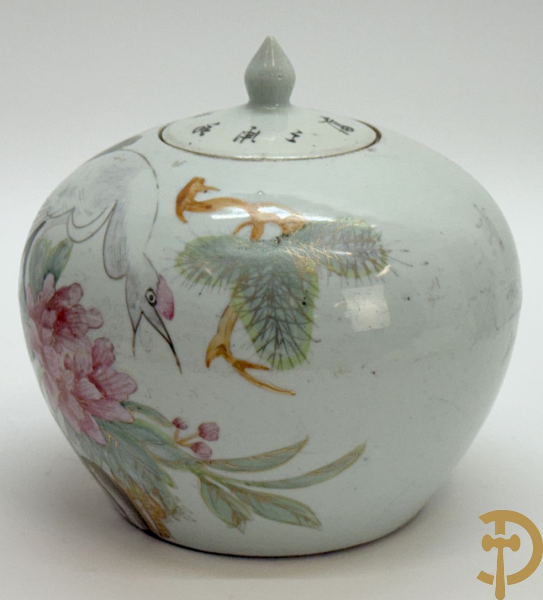 Twee rolvazen met bloemen- en vogeldecor + dekselpotiche met vogeldecor + Chinese vaas met decor van dames en kinderen