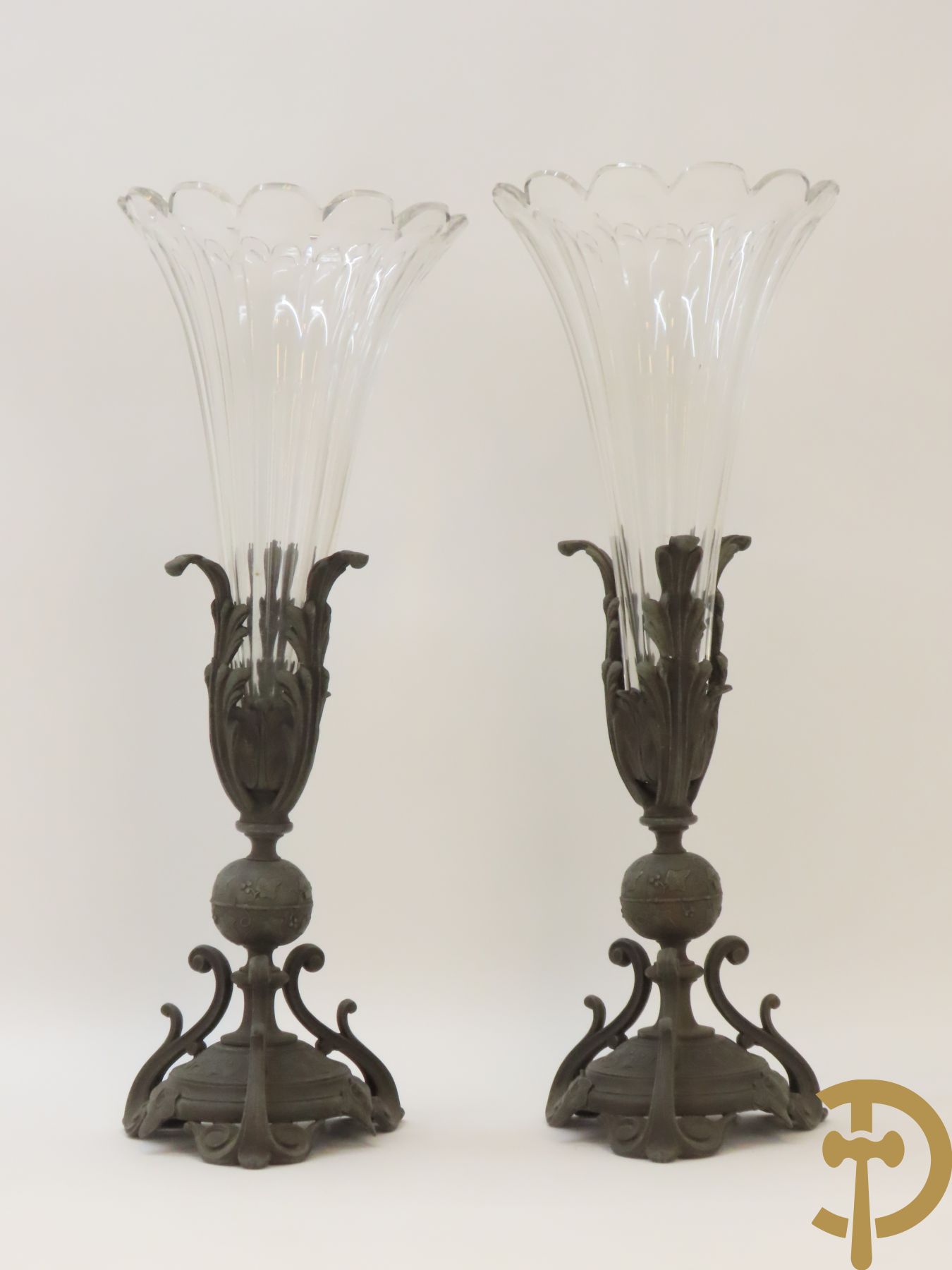 Paar kunstbronzen pique fleurs met kristallen geslepen fluiten